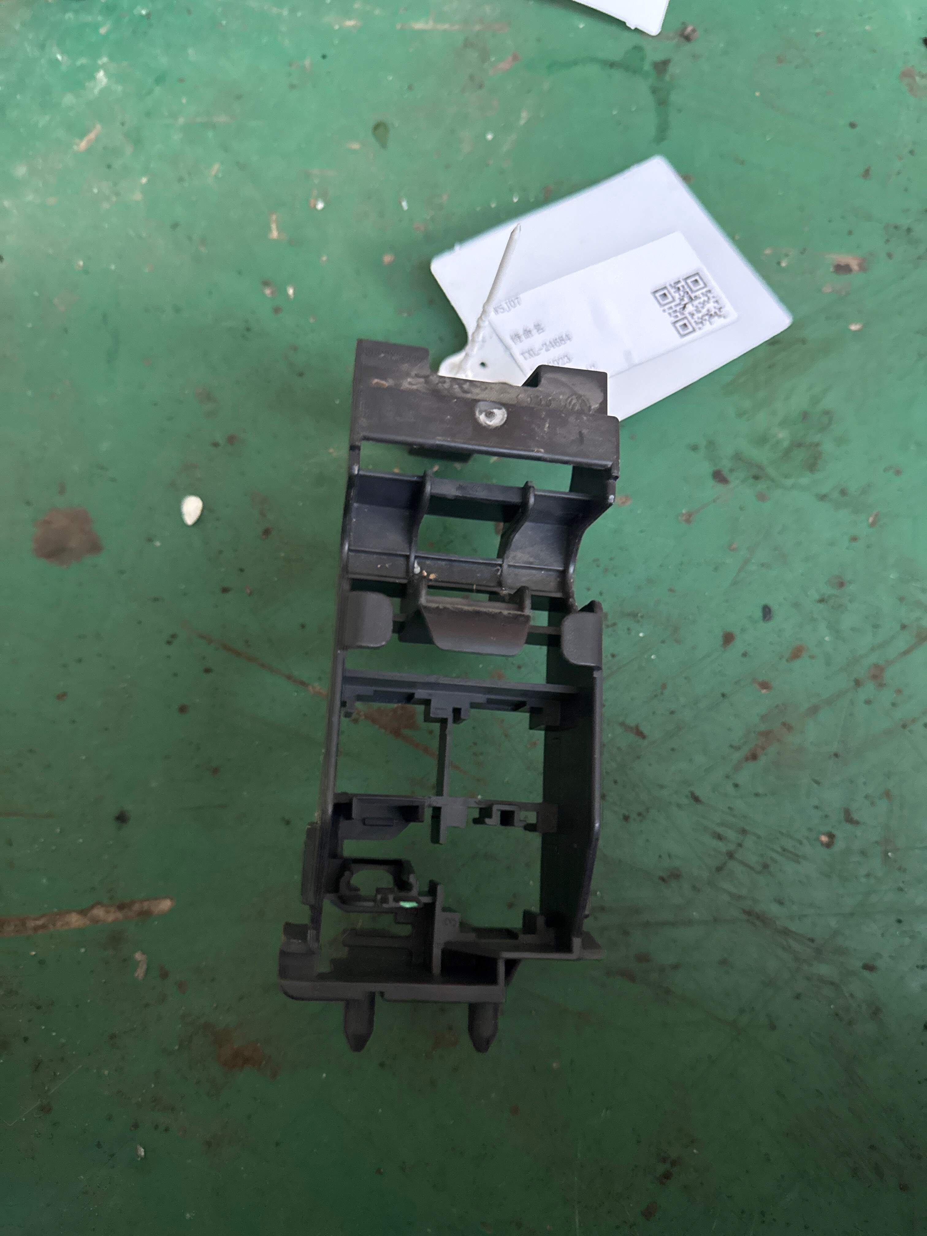 8R0937545A 插接器支架