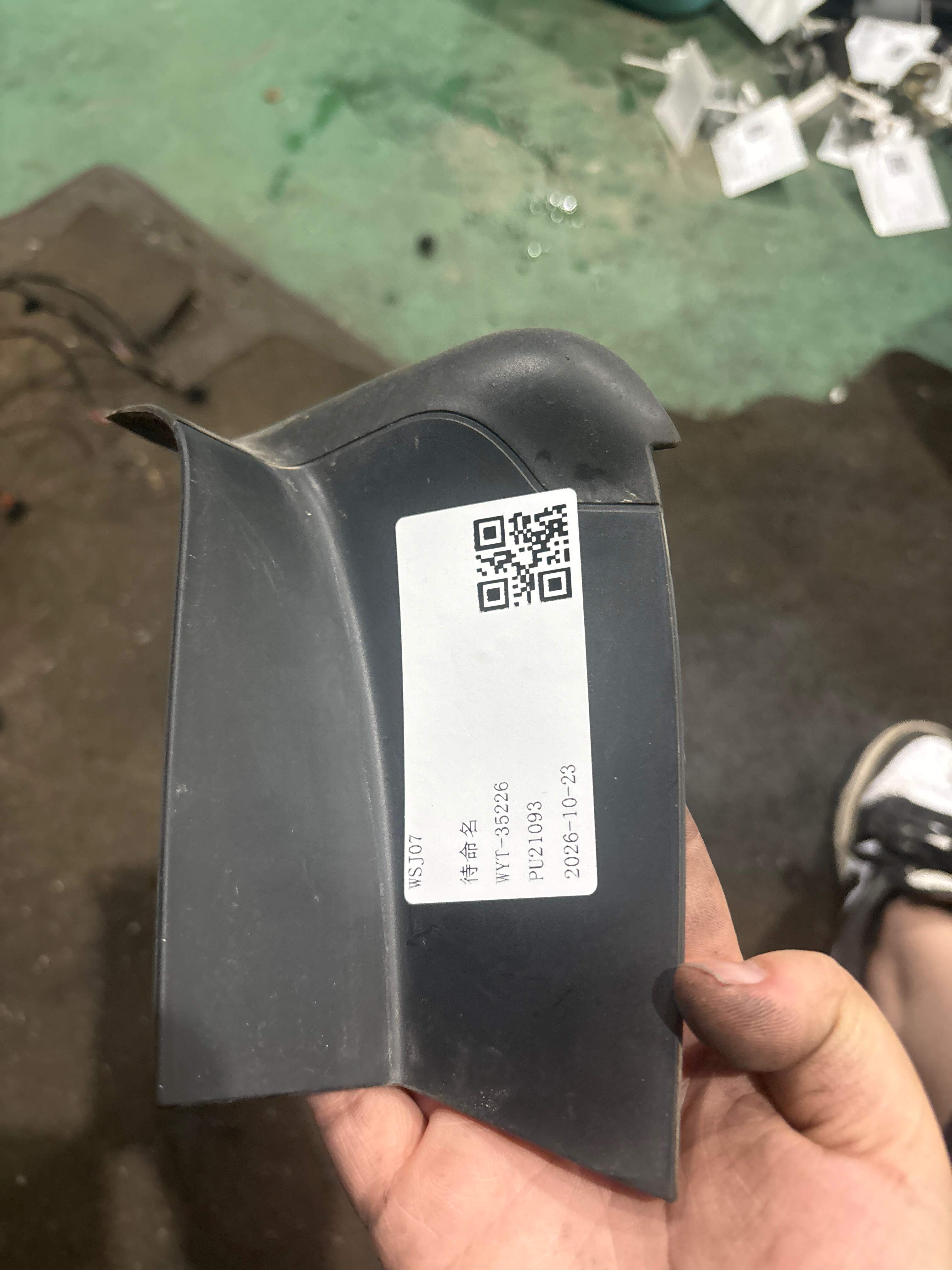 L8WD945254A Tail Light Molding, Right