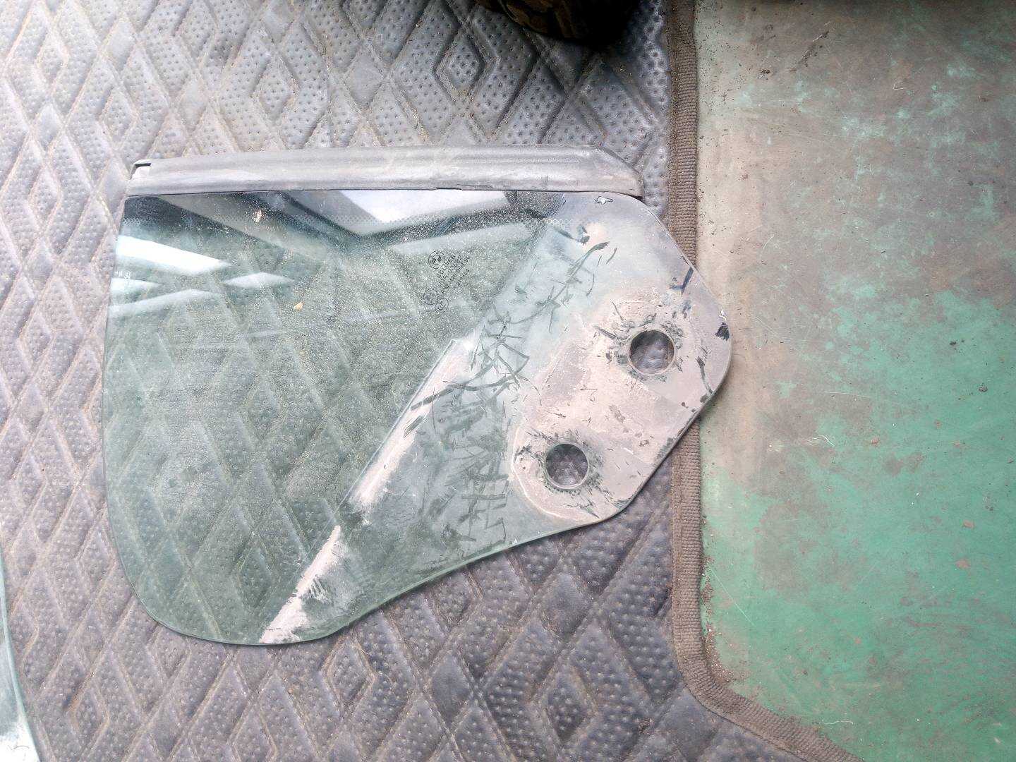 51377192302 Rear Quarter Glass, Right