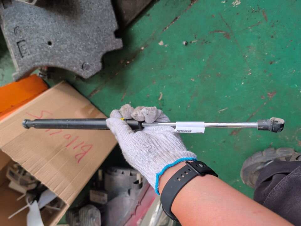 6895076020 尾盖撑杆（右）