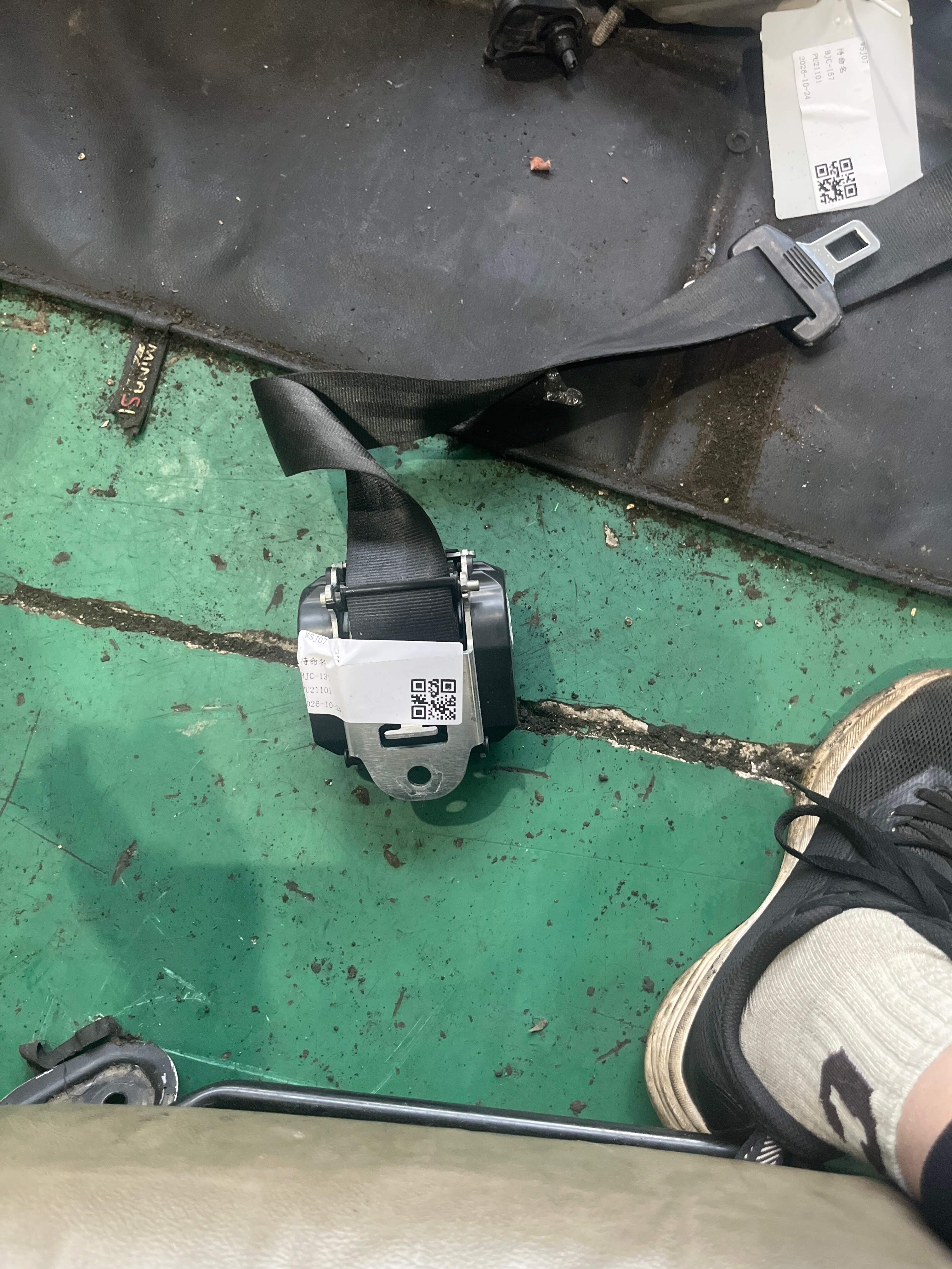 1K9857805 Rear Seat Side Seat Belt, Left