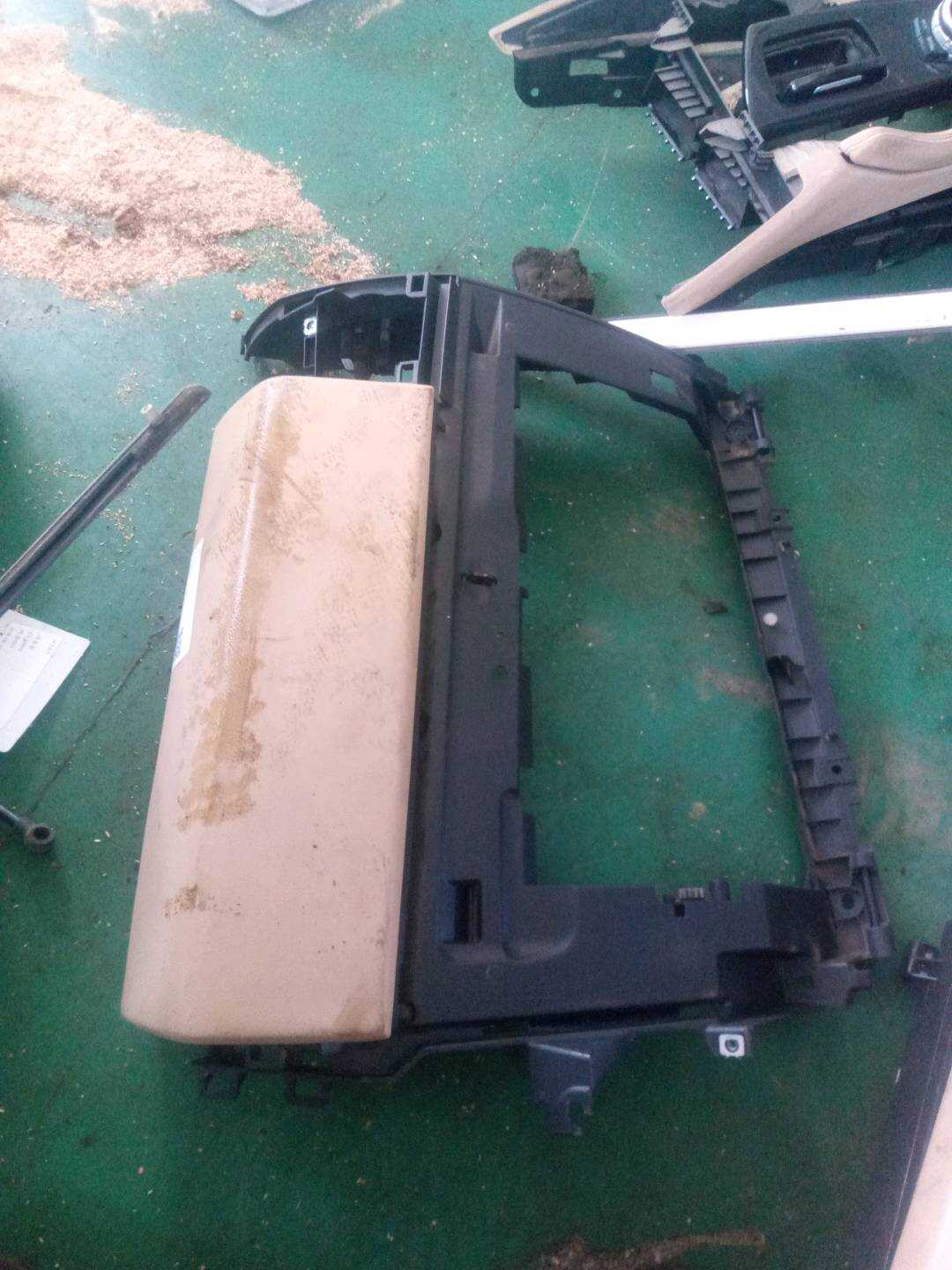 FFB501480YCQ 仪表台杂物箱(上)
