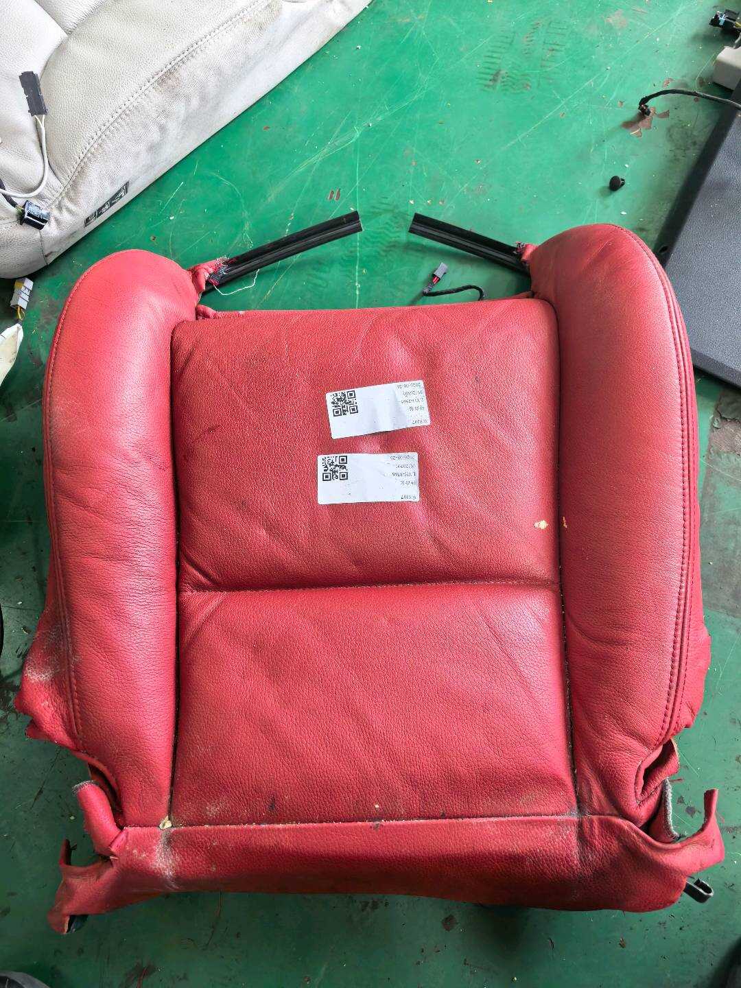 52107213952 副驾驶员座椅底座面罩