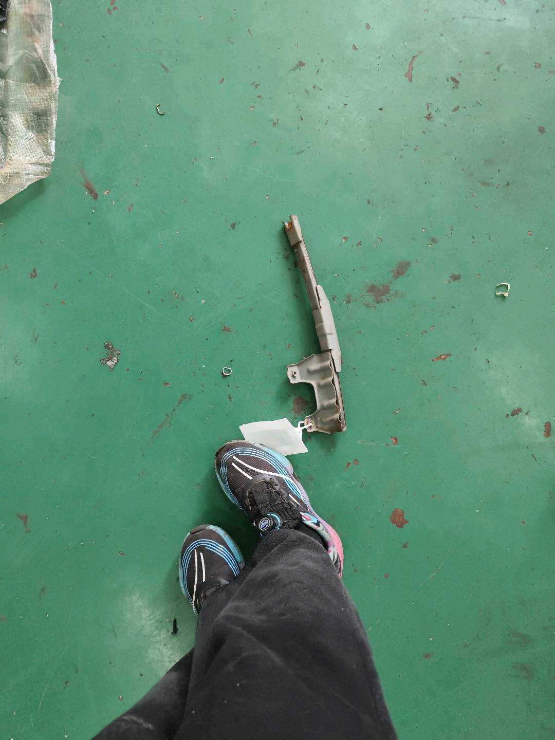 6740233040 前门玻璃导轨(左前)
