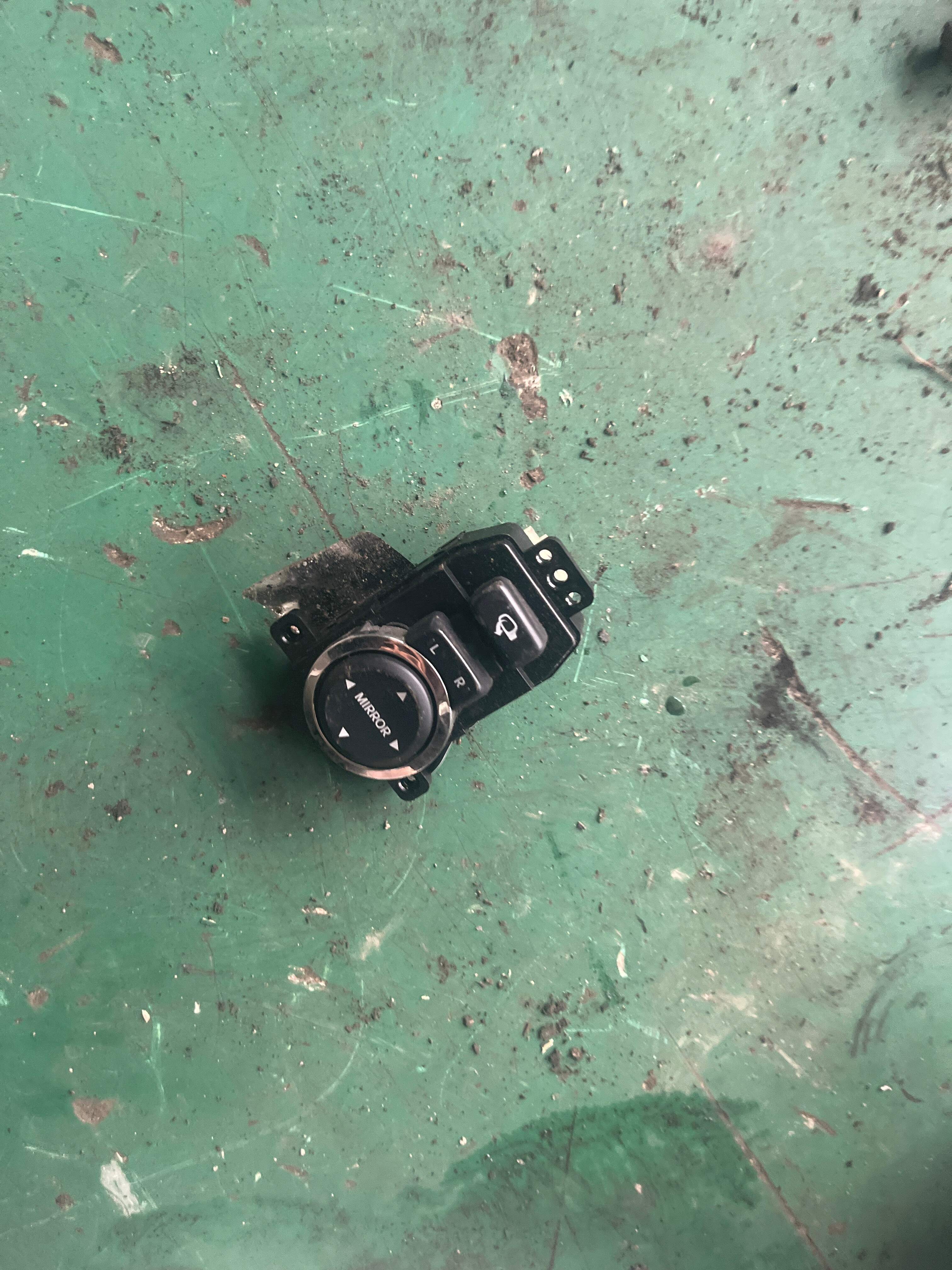 935732M0009P 倒车镜调整开关