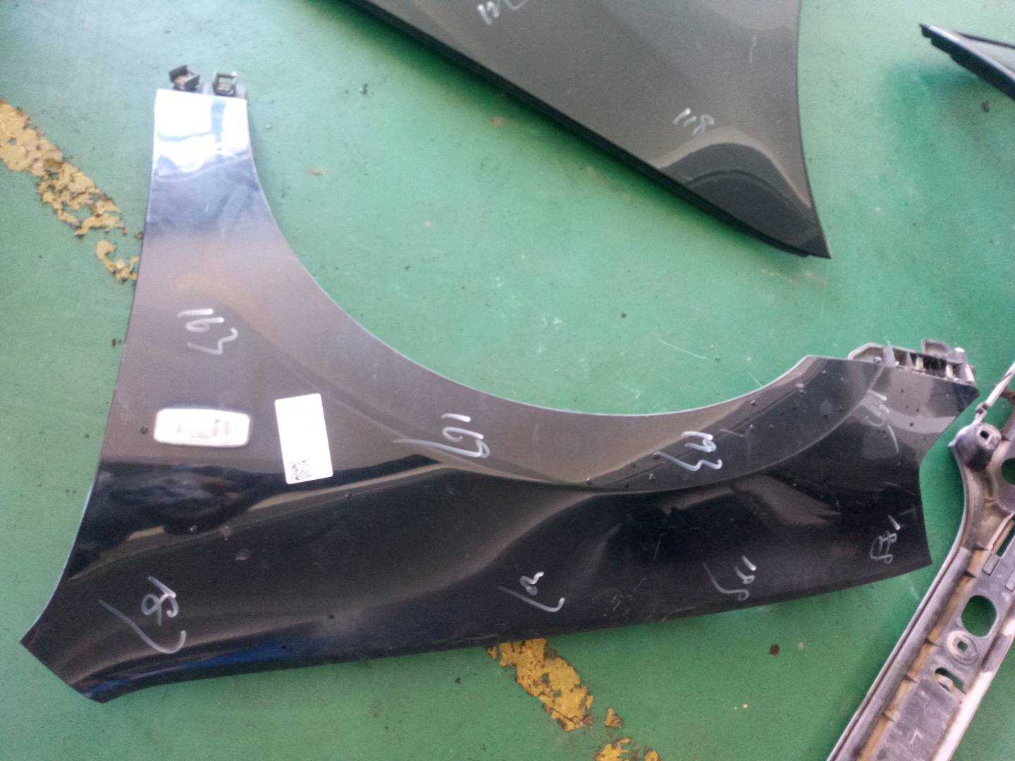 631009W135 Front Fender, Right