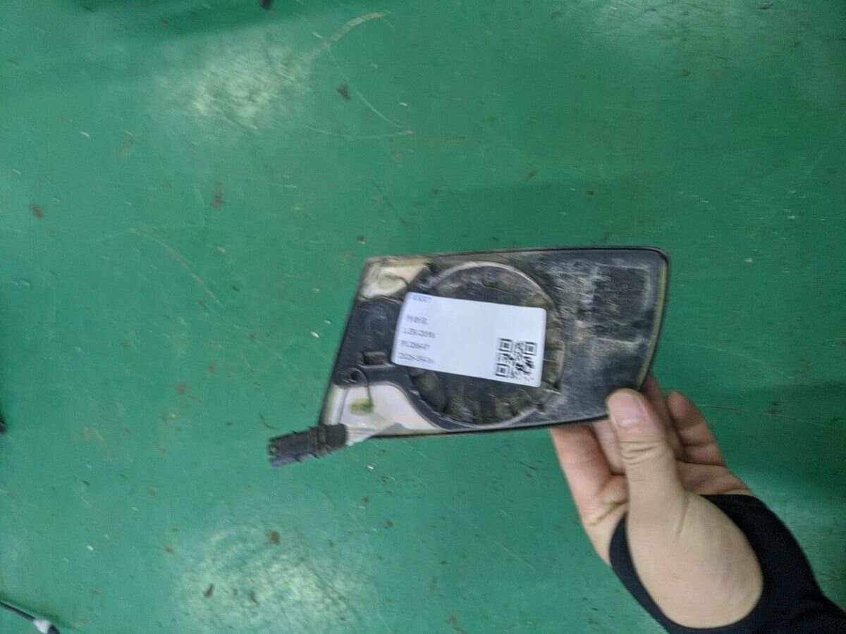 51167168180 倒车镜片（右）