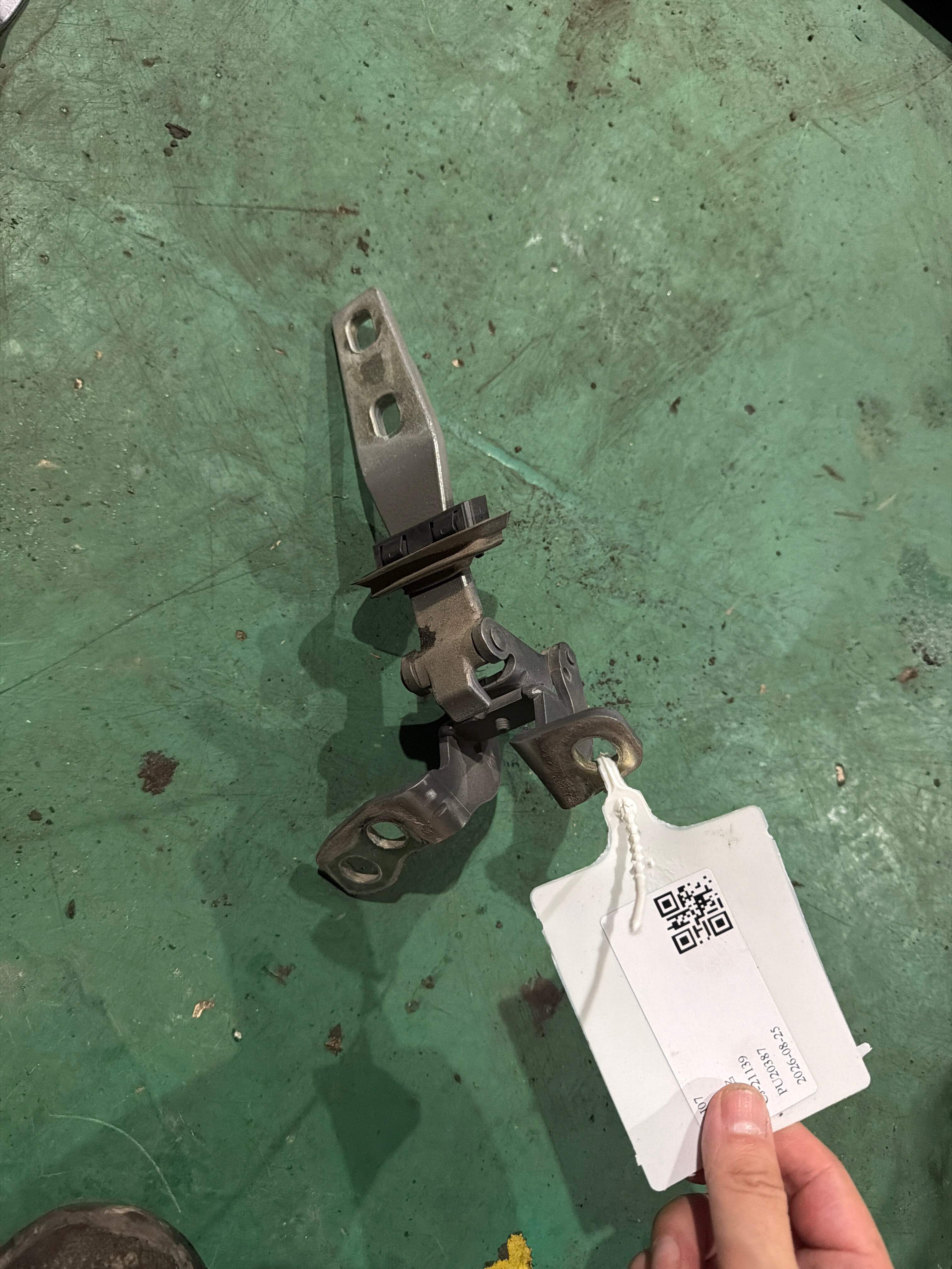 41627463366 尾盖铰链(右)