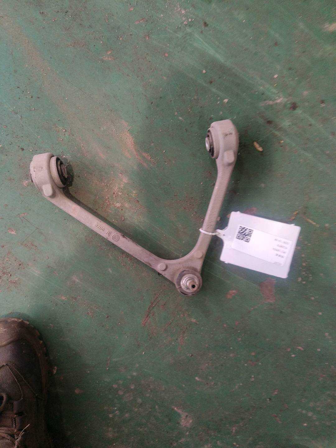 XR857883 前上摆臂（右）