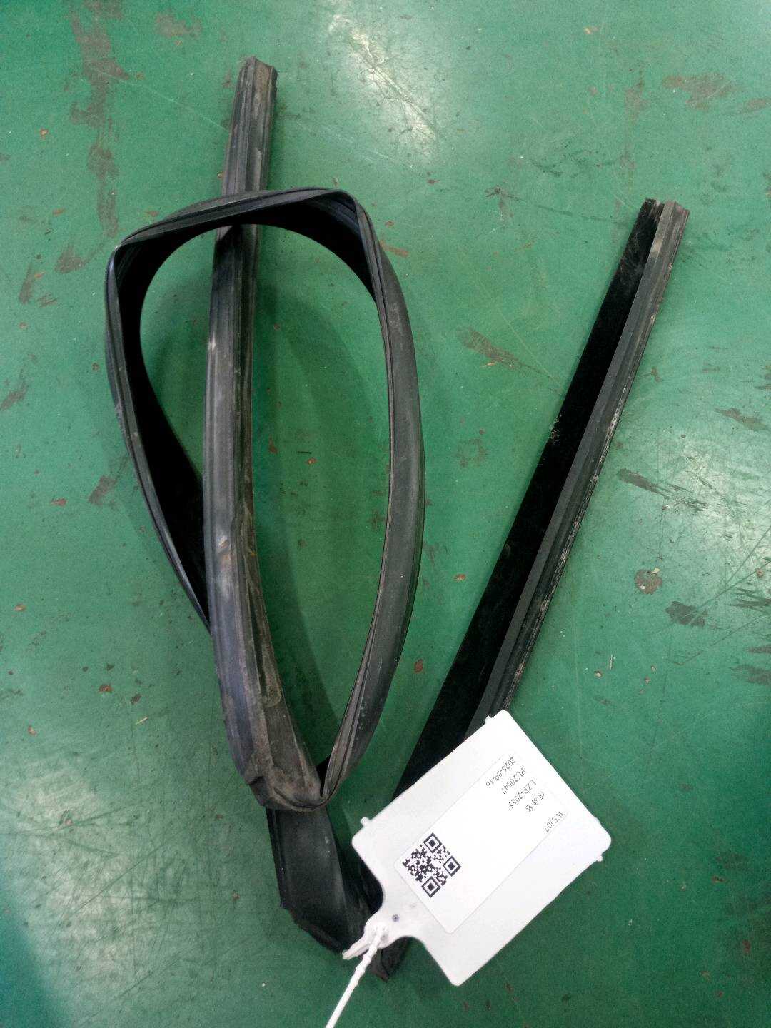 51337033800 前门玻璃绒槽(右)