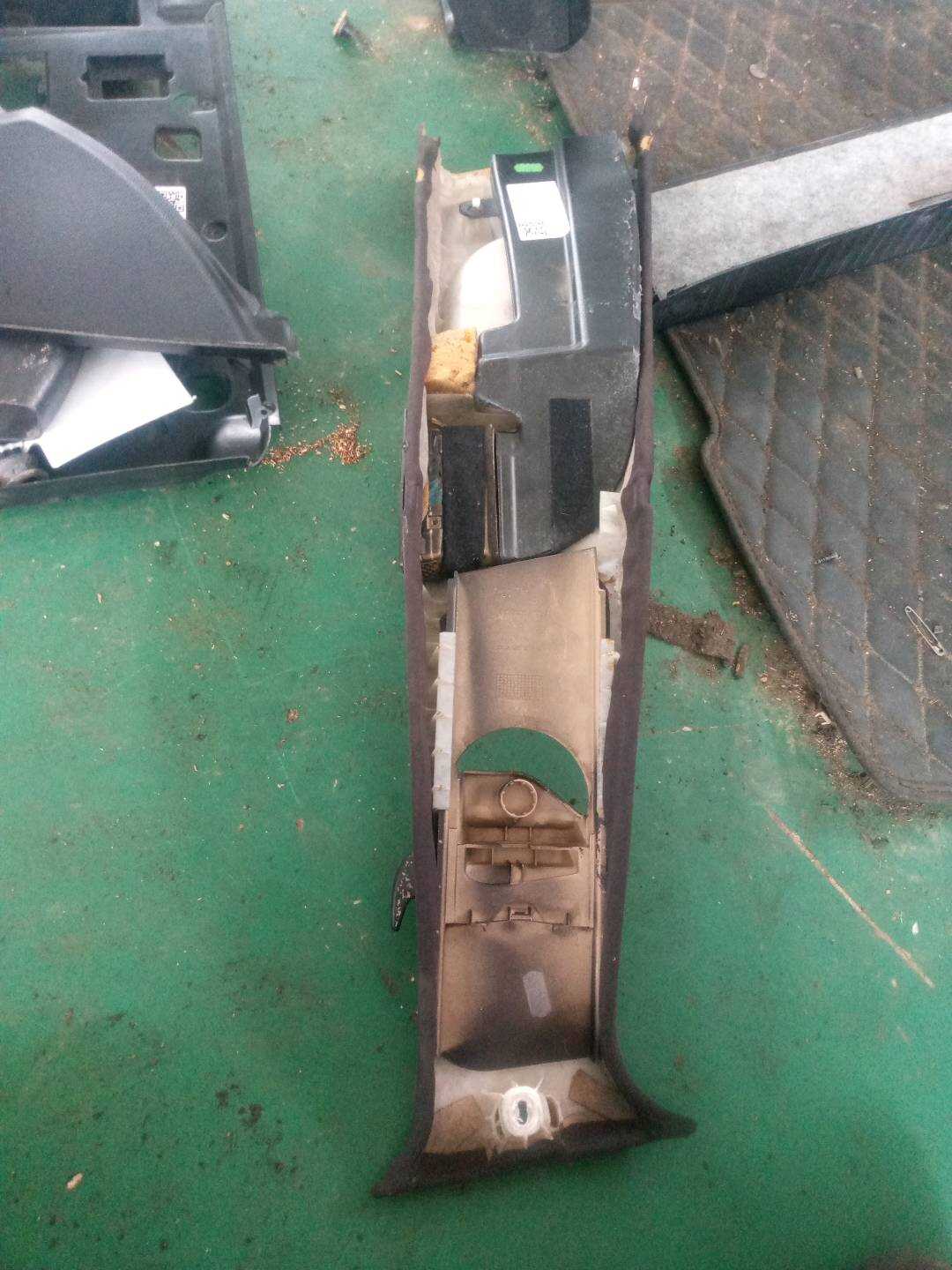 A22169011268L48 B柱内衬(左上)