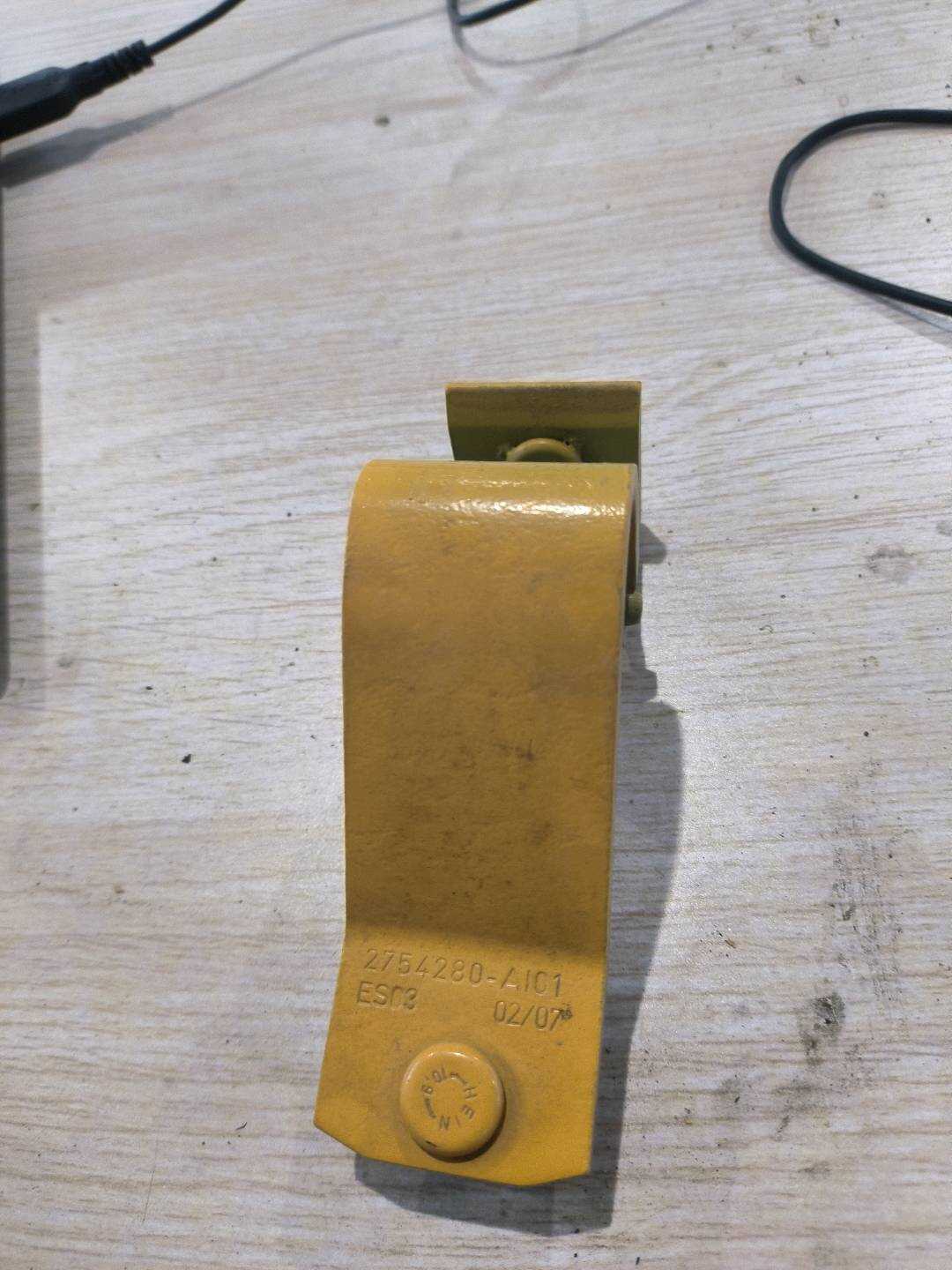 41622754282 尾盖铰链(右)