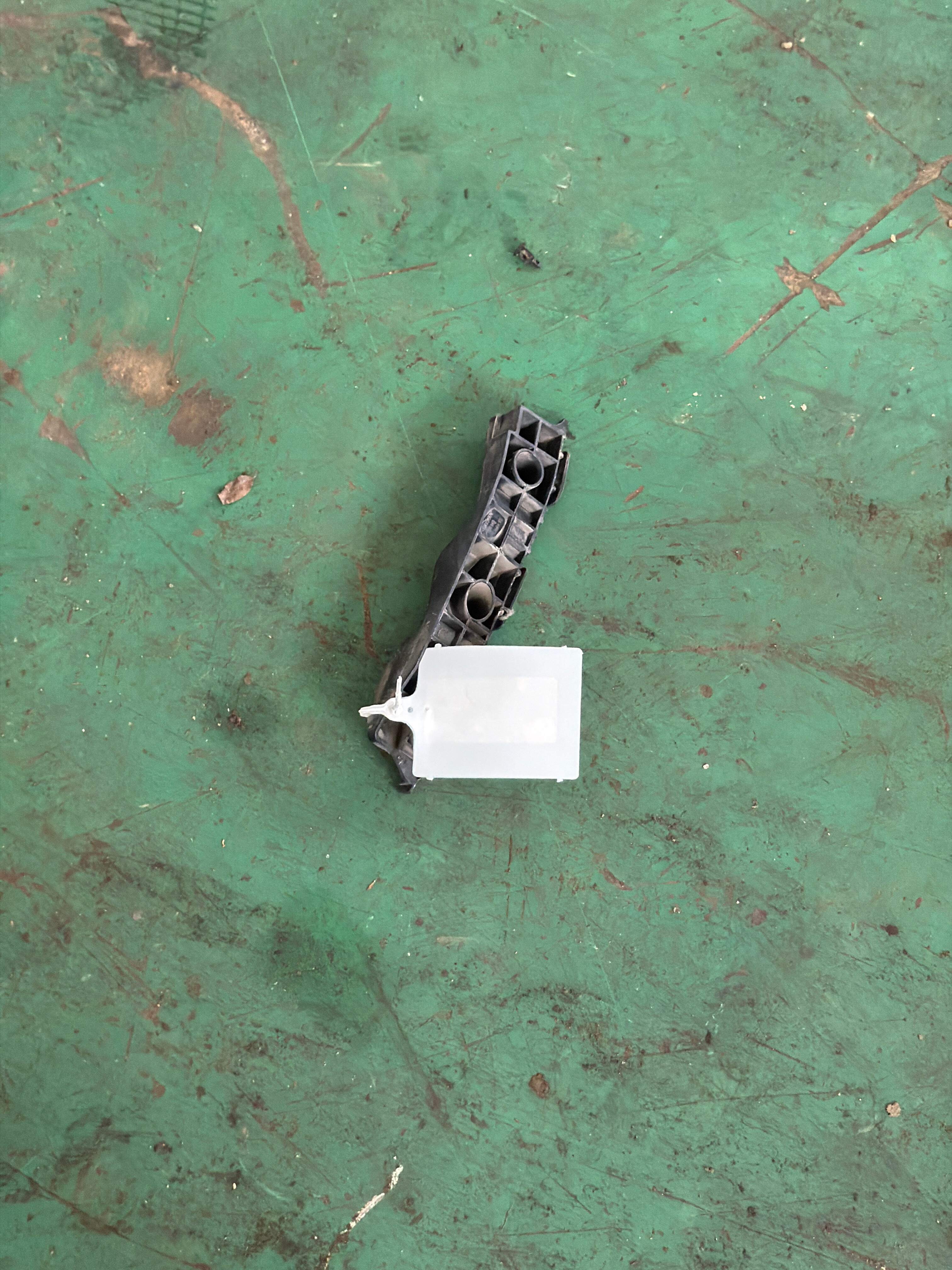 SC2803411 Front Bumper Right Bracket