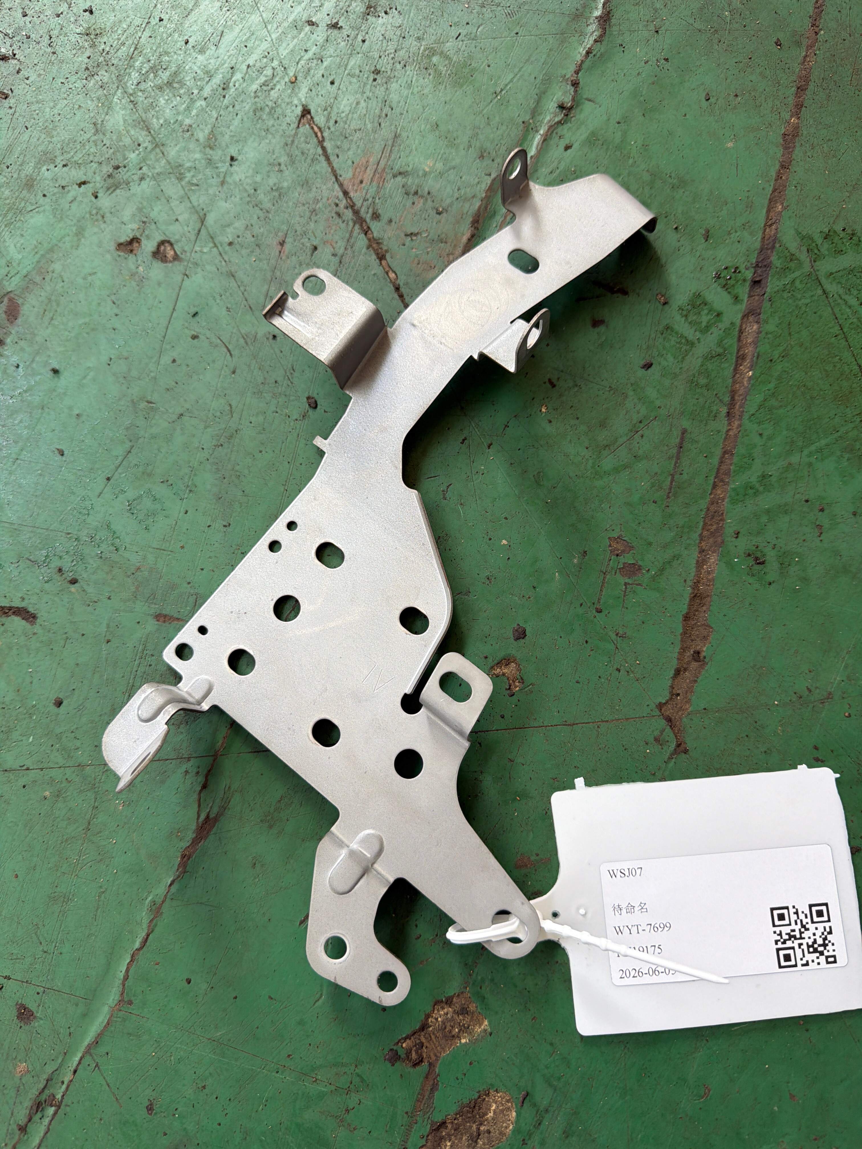 8621260121 Infotainment Head Unit Bracket, Left