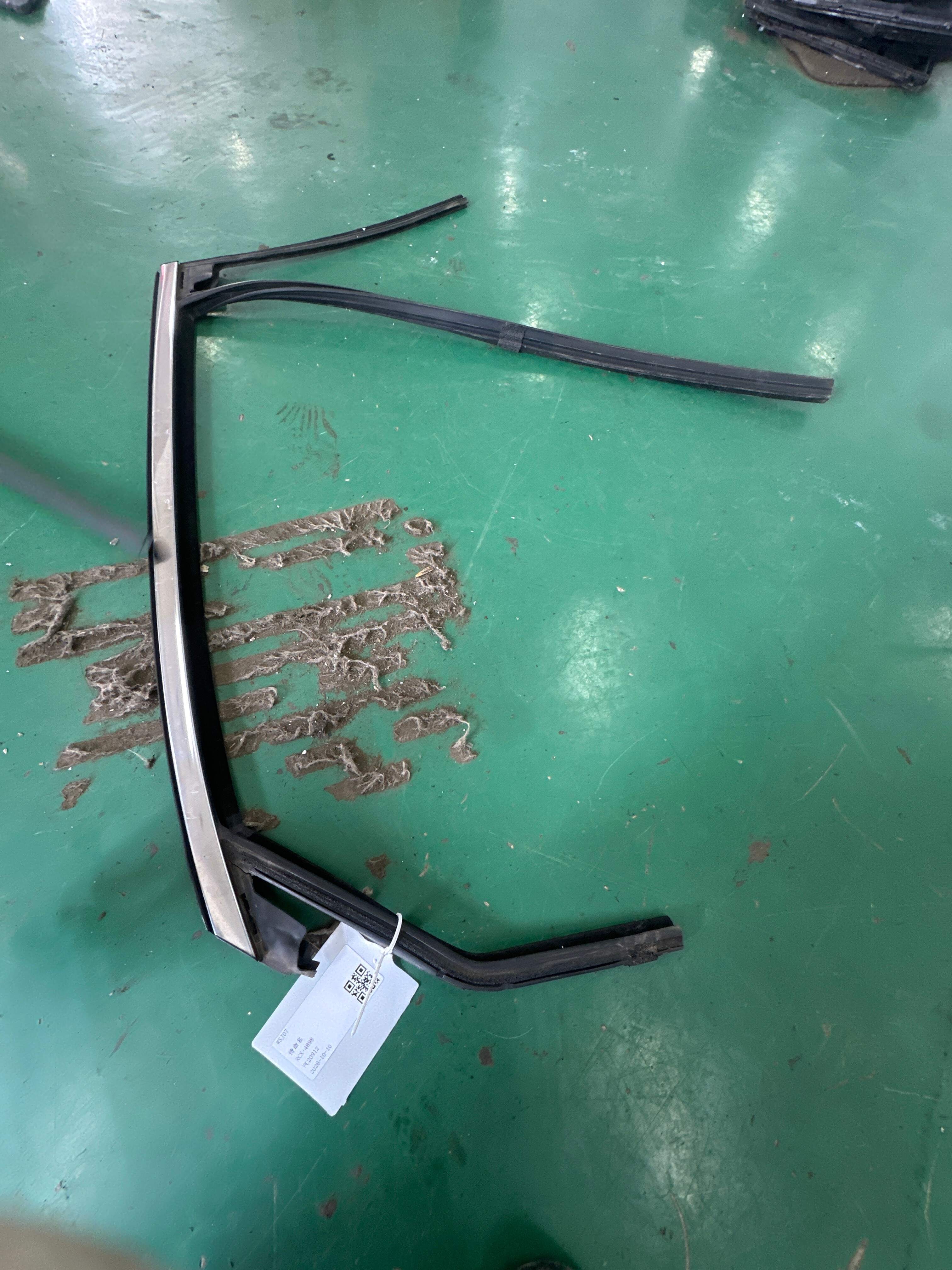 GR2BF25824AH 后门玻璃绒槽(右)
