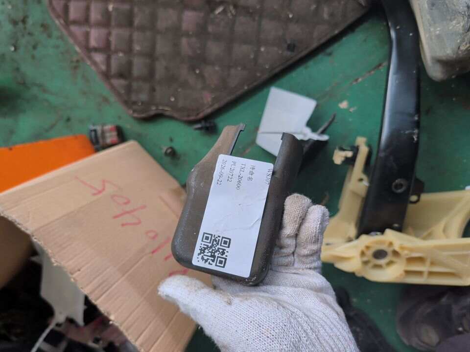 7212476010C0 前排左侧座椅外滑轨支架盖