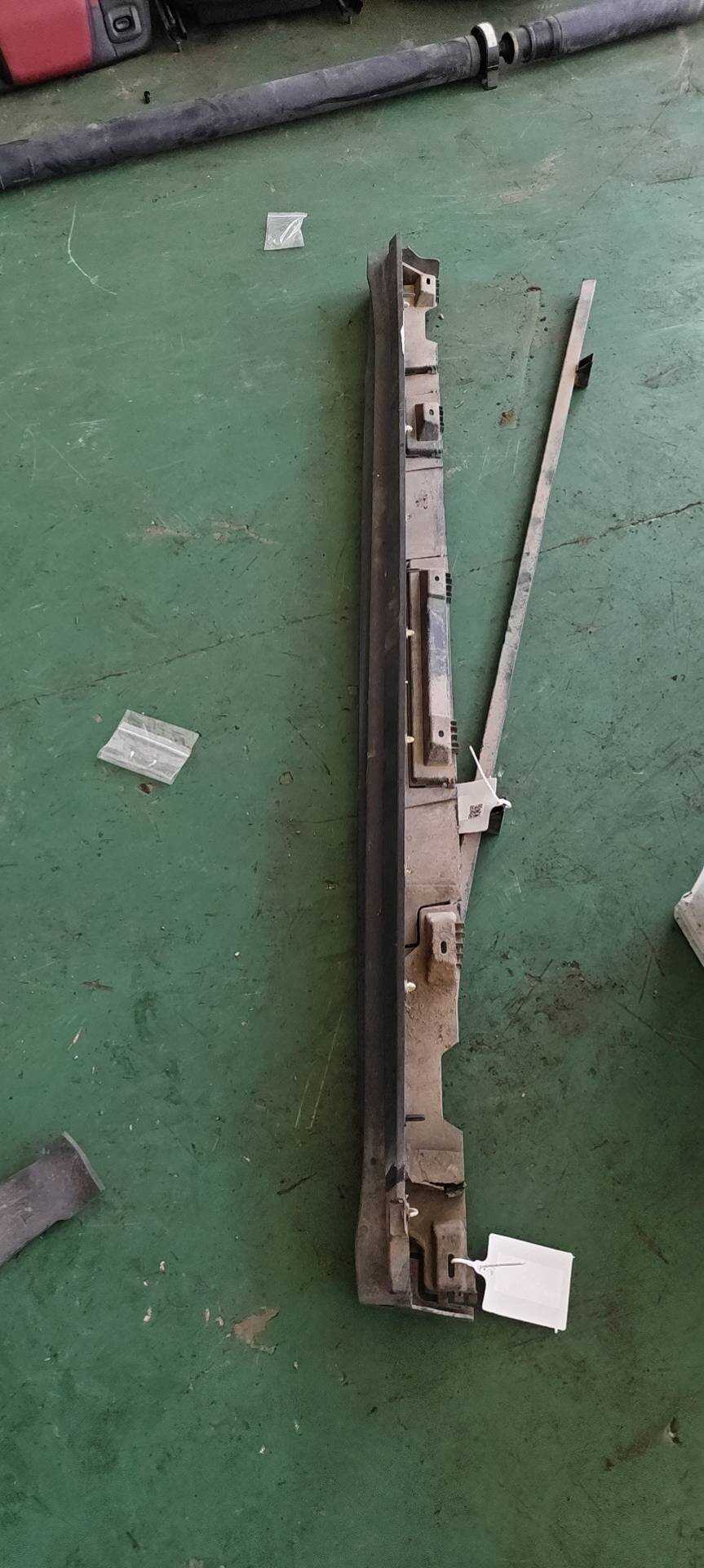 LR027284 Rocker Panel, Right