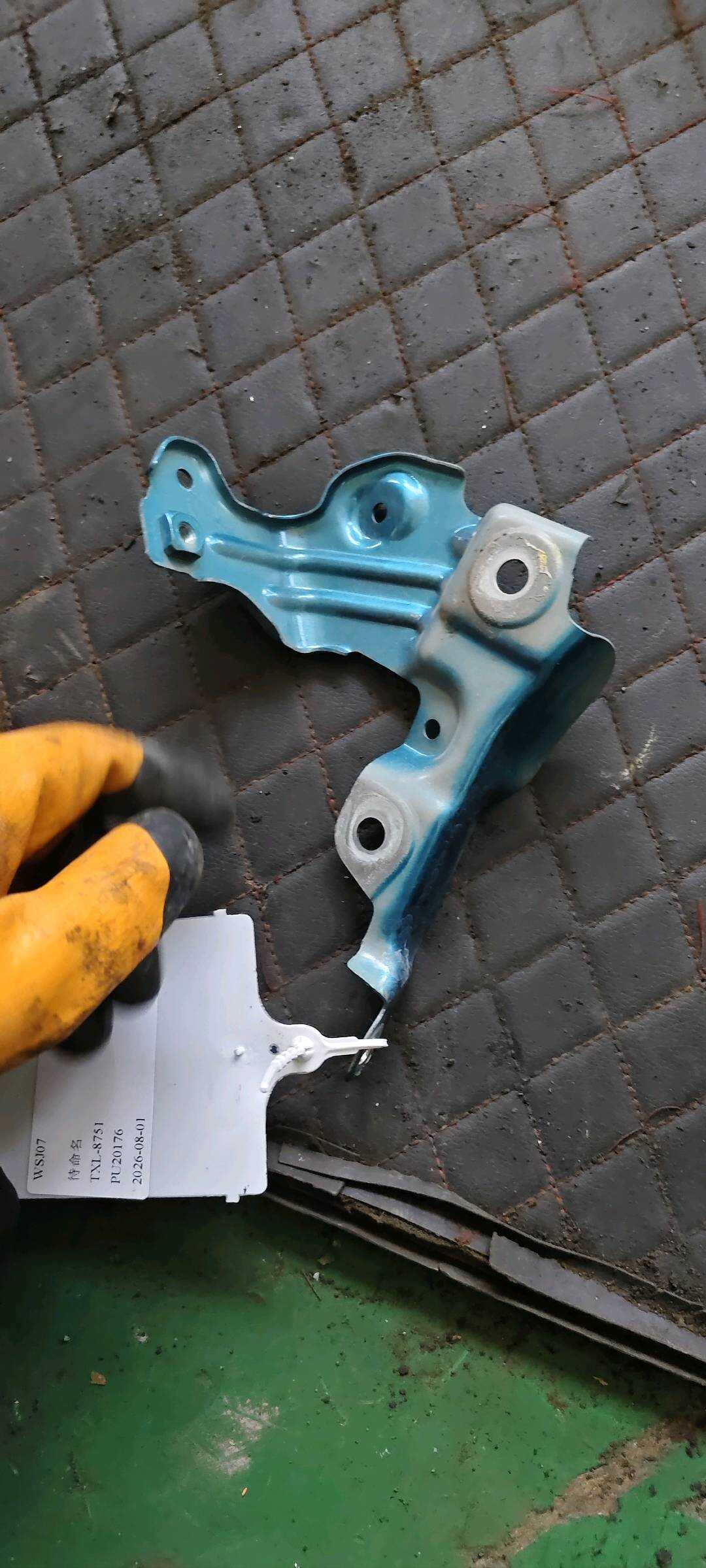 41007450389 Front Fender Bracket (Front Left Middle)