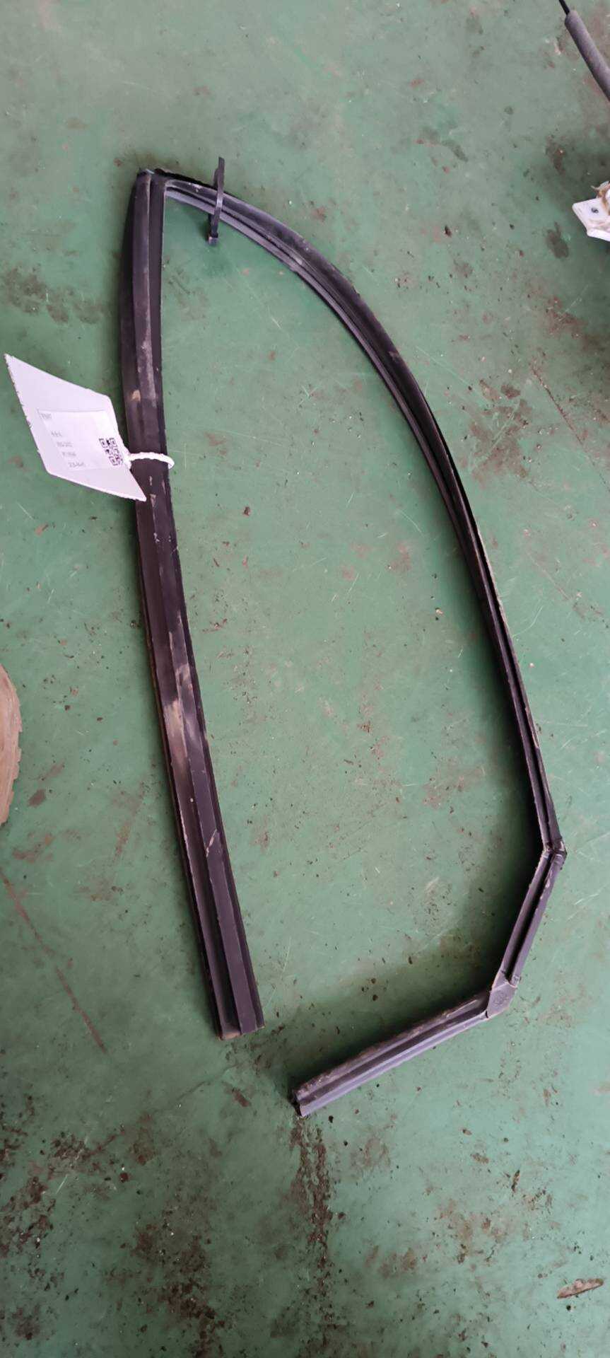 83540F9500 后门玻璃绒槽(右)