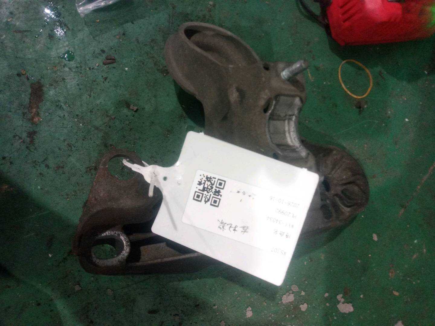 8E0199351F Engine Mount Bracket, Left