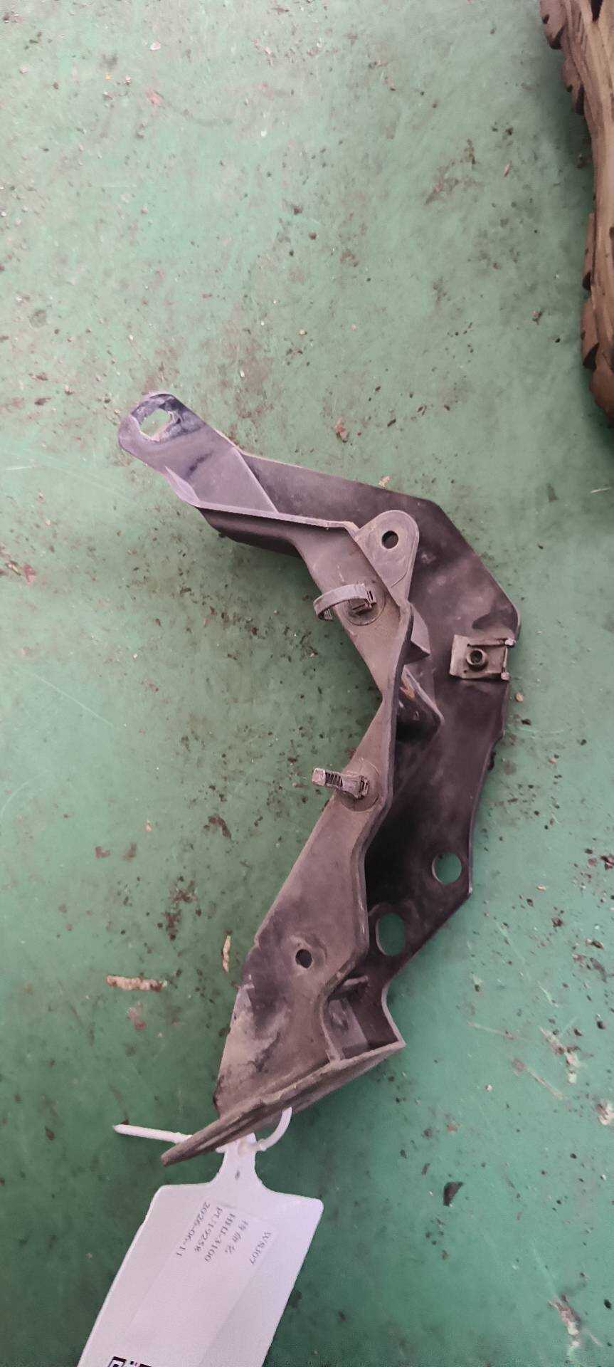 C2Z17565 Front Wheel Arch Panel Bracket, Right
