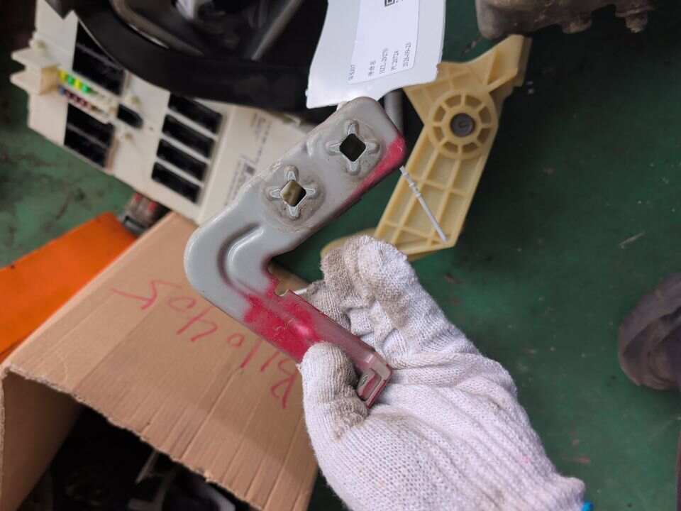 41357284648 前叶子板固定架(右中)