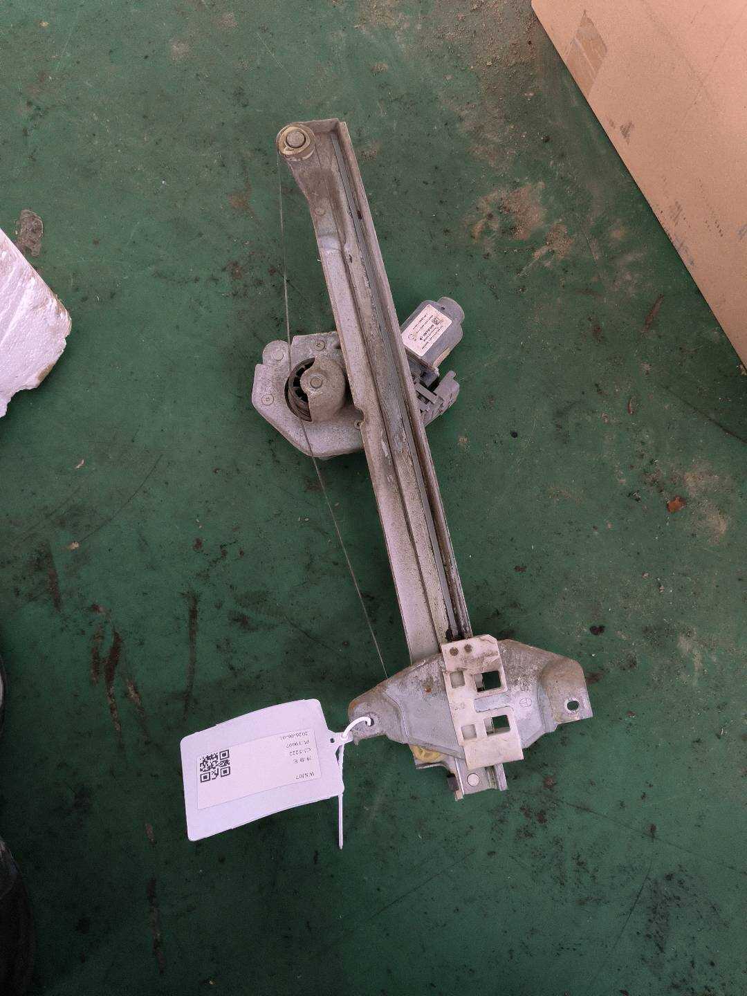 YL00587380 前门玻璃升降支架(右)