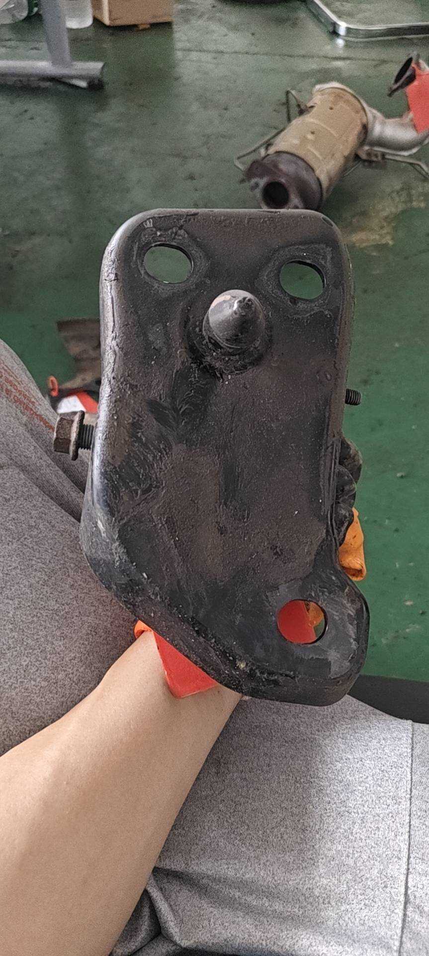 MEF2905060D1 扭转梁右安装支架