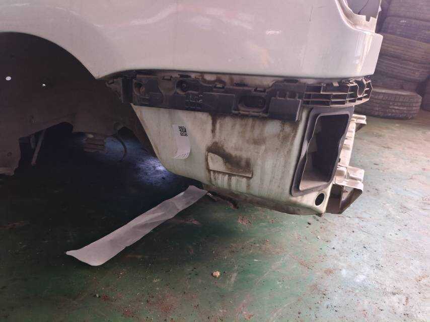 T112804711 Rear Bumper Bracket, Left