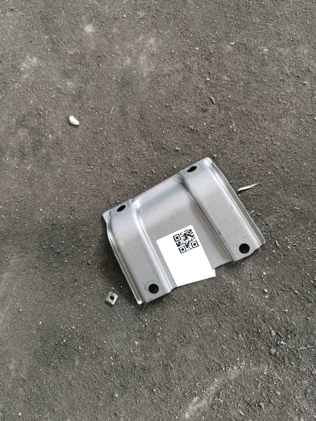 6324233030 滑动天窗架左前安装支架