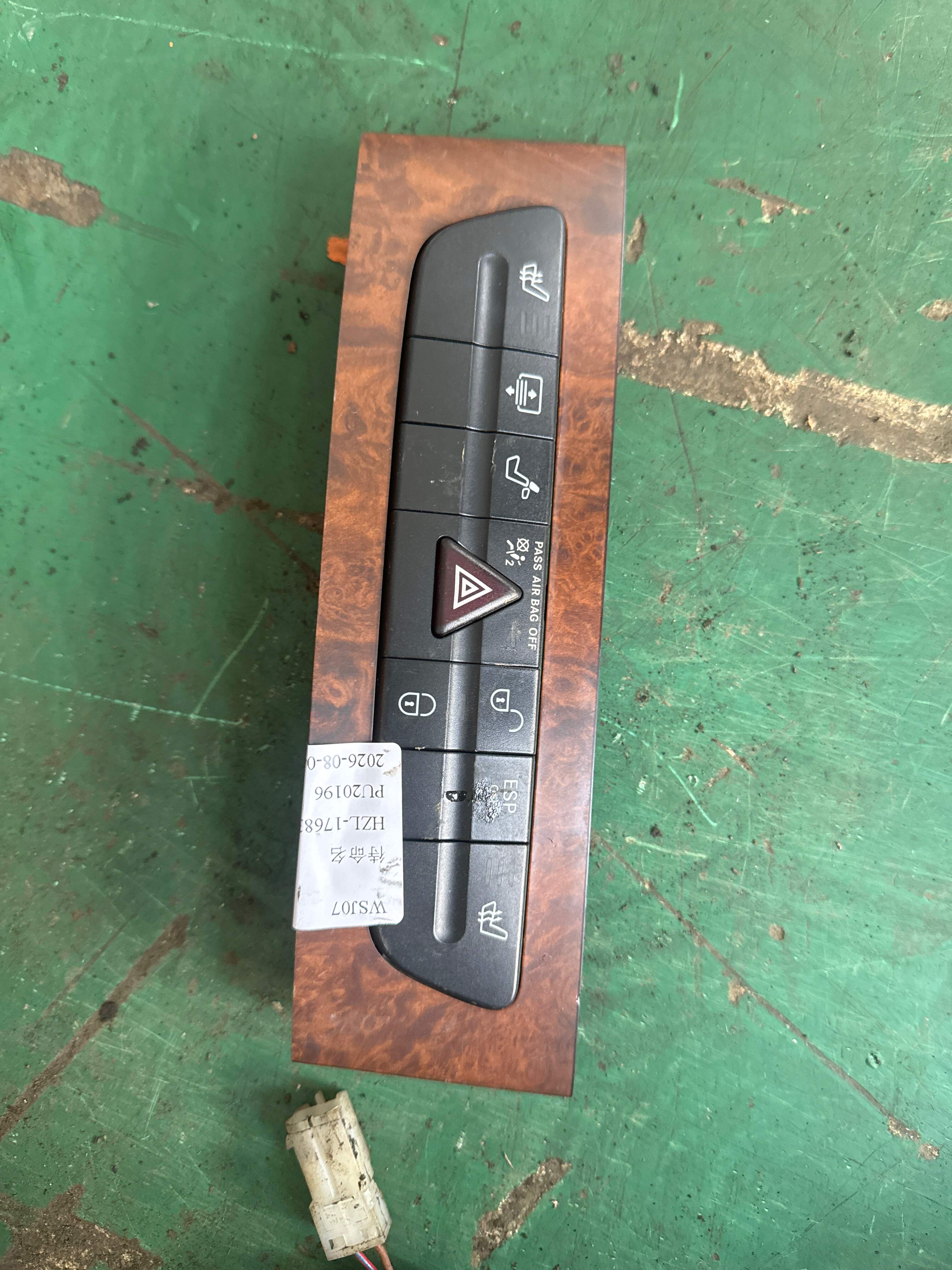 A21182111817167 仪表台中部控制开关组