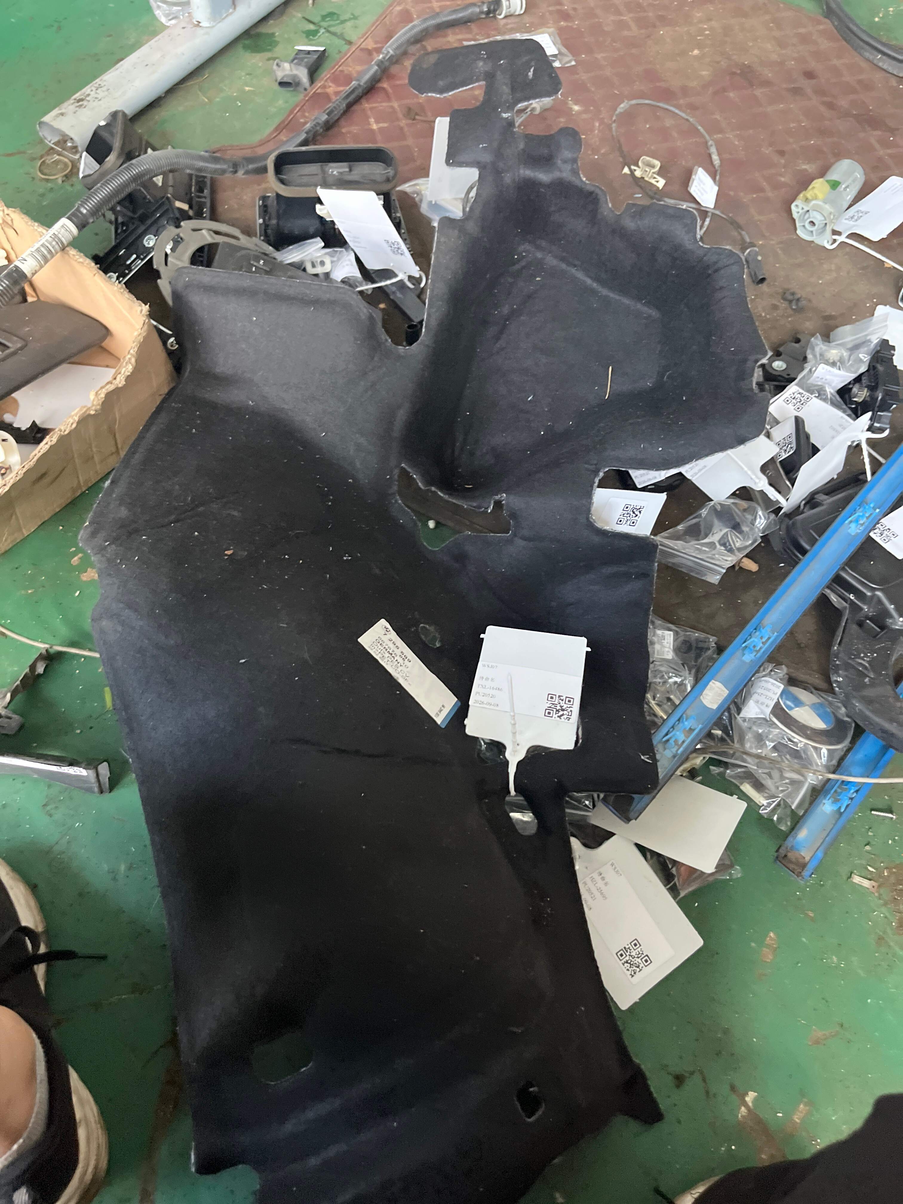 51487295589 隔音件 行李箱 左