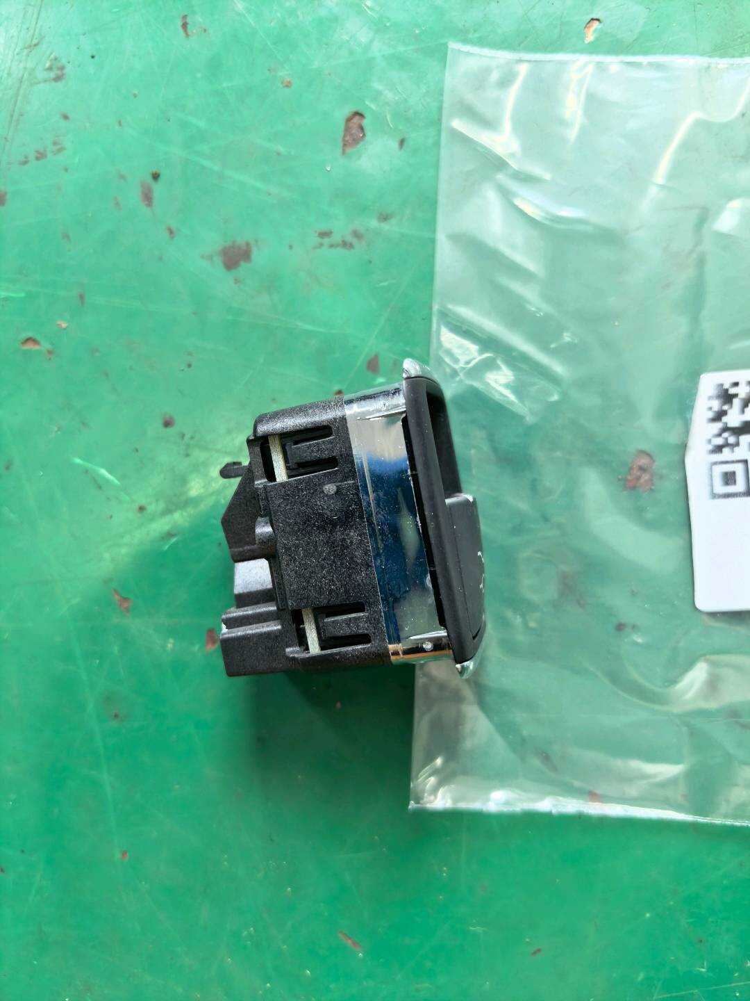 A21282045109116 尾盖开启开关(车内)