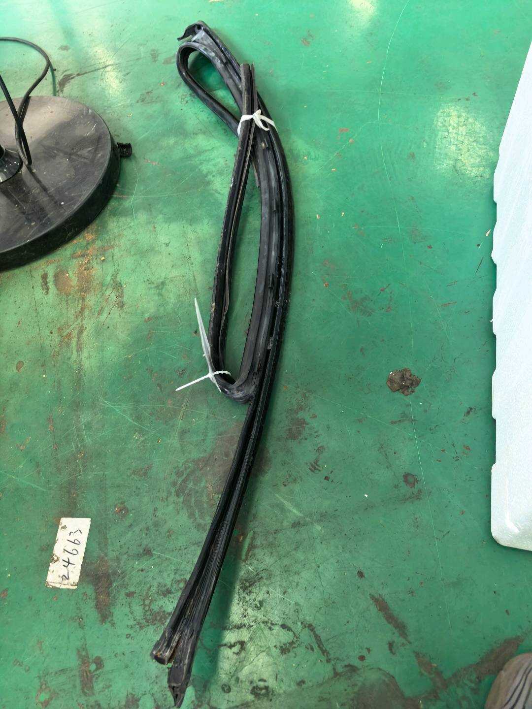 18G837431F 前门玻璃绒槽(左)