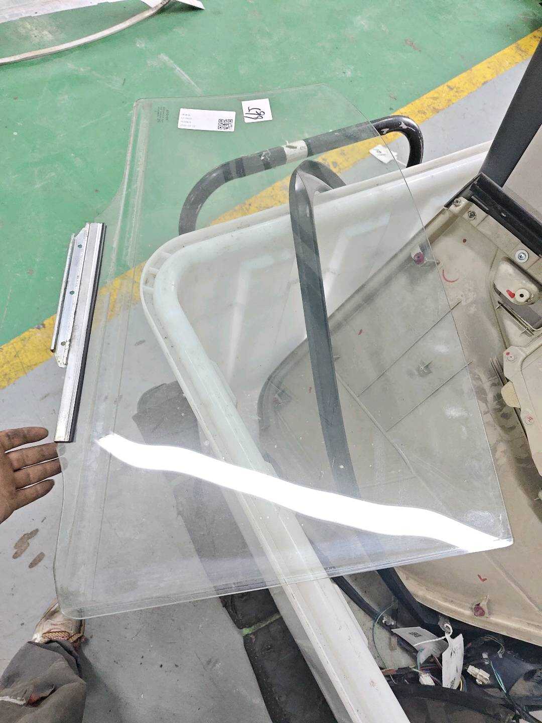 6811402171 后门玻璃（左）