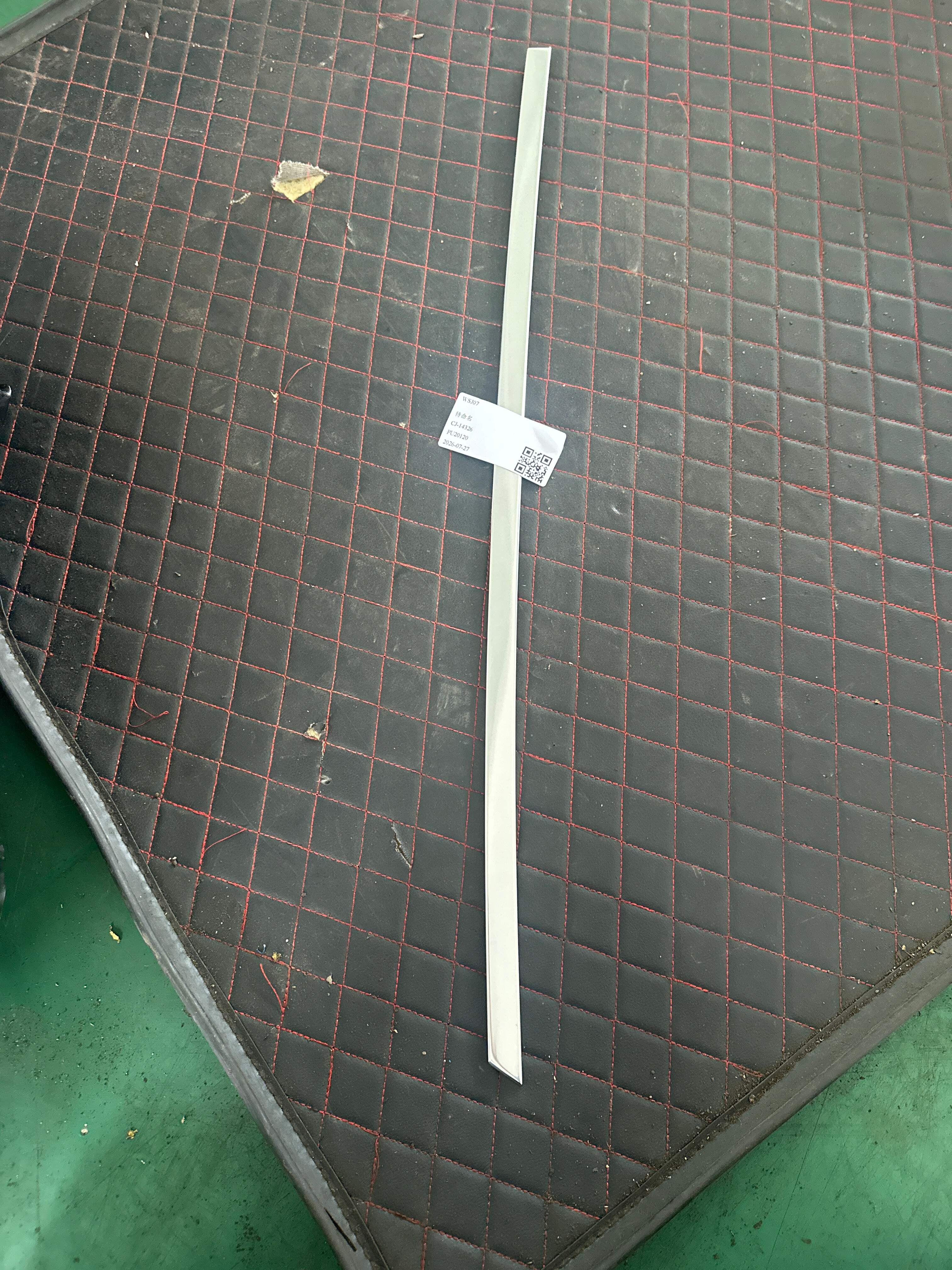 A2537353001 后门玻璃外饰条(右上)