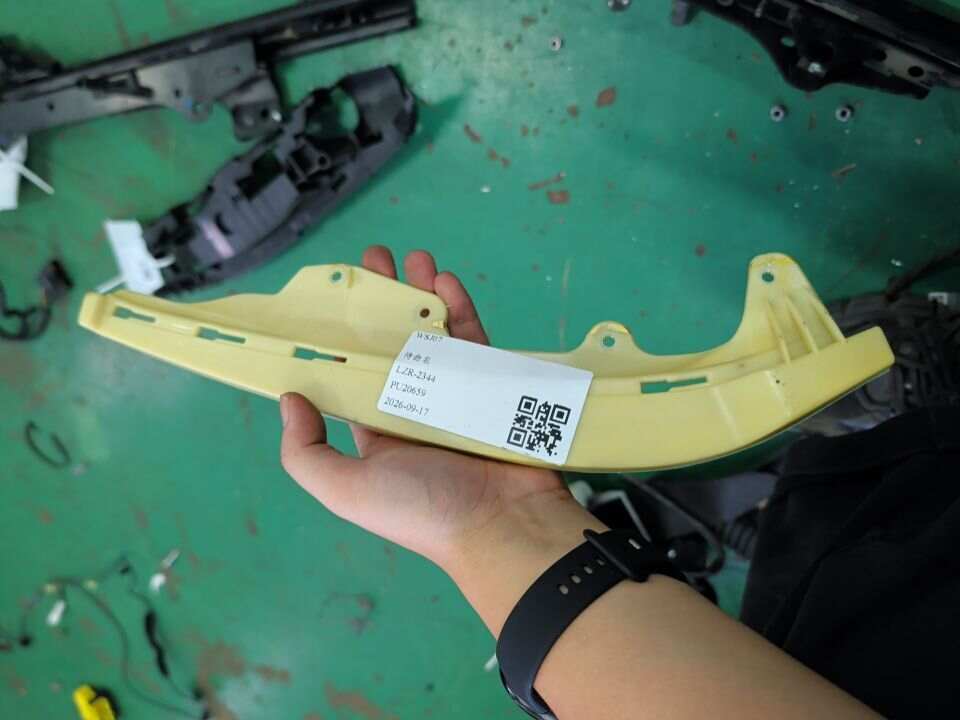 52107224993 前座椅靠背护板固定装置(左)
