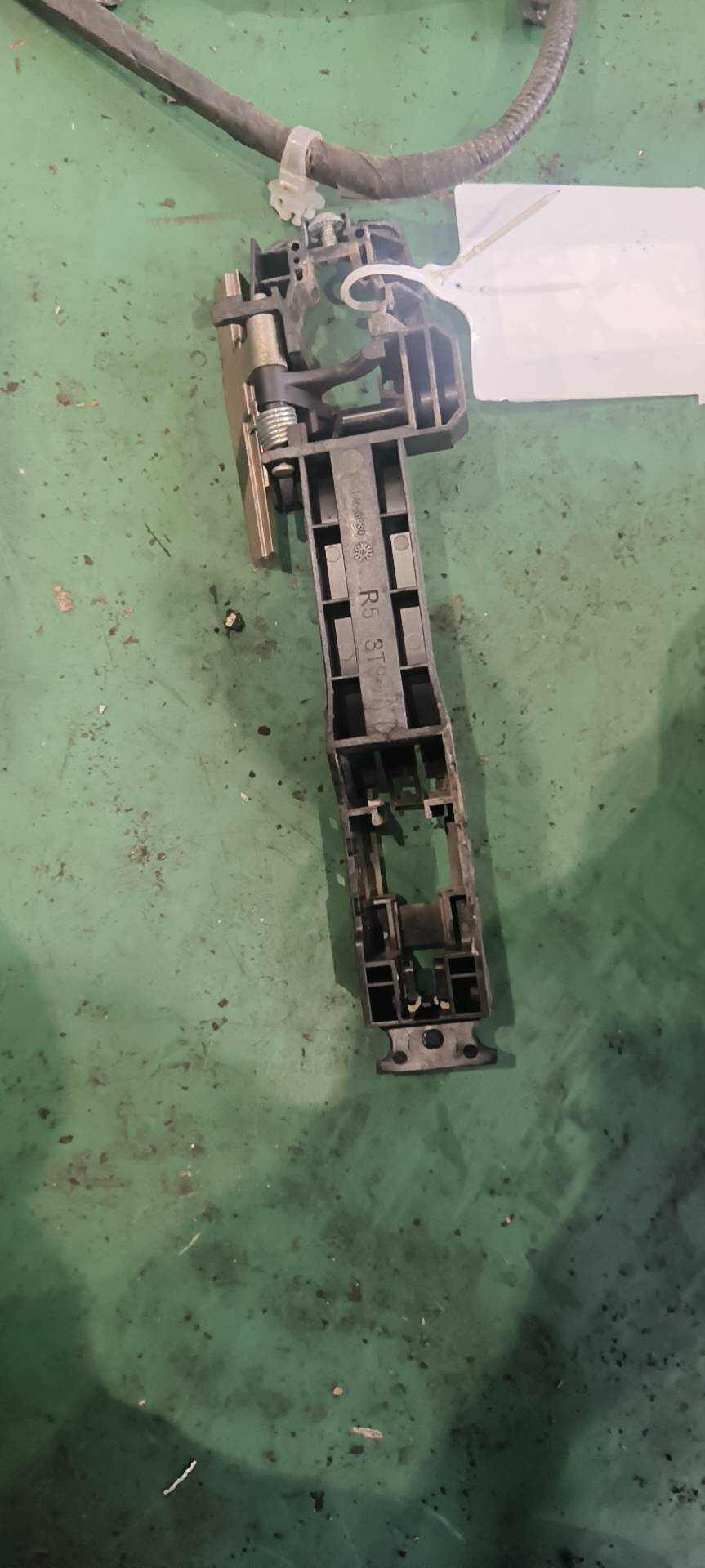 806105MA0A 前门外拉手固定框（右）