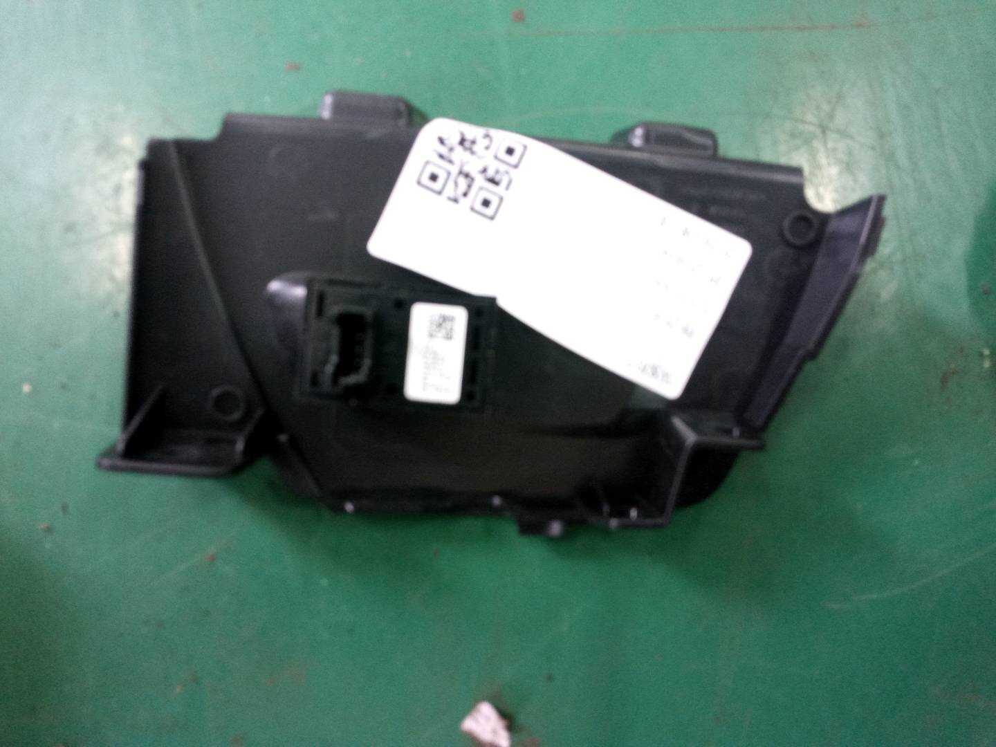 51429471961 后门玻璃升降开关装饰板（左）