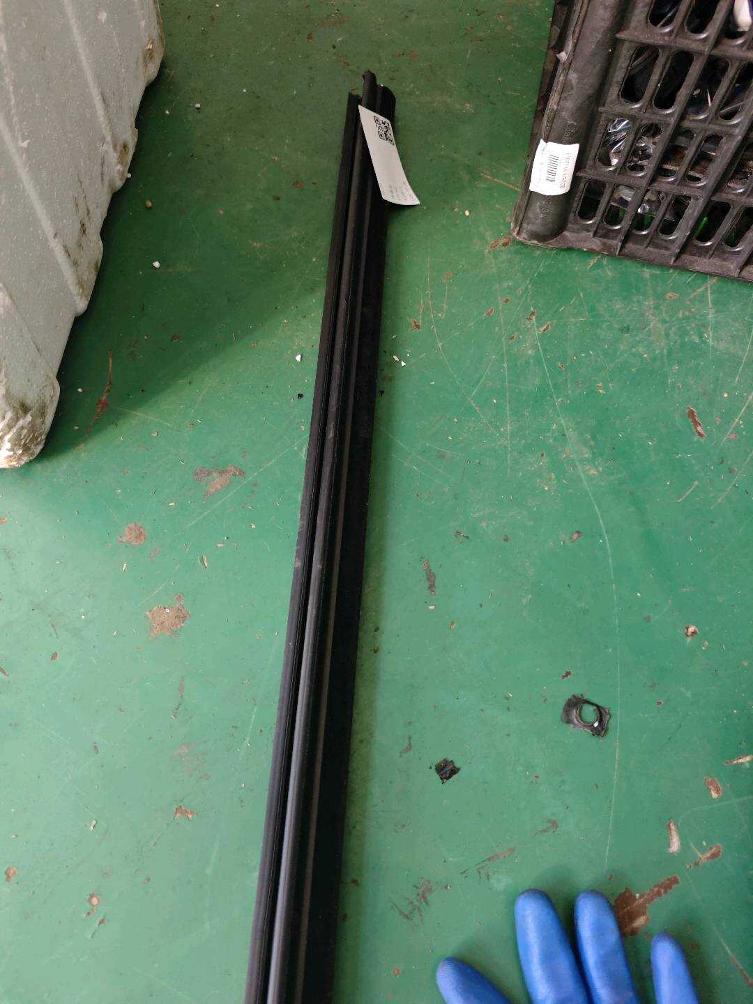 MEH6207117 Rear Door Window Molding (Left Inner)