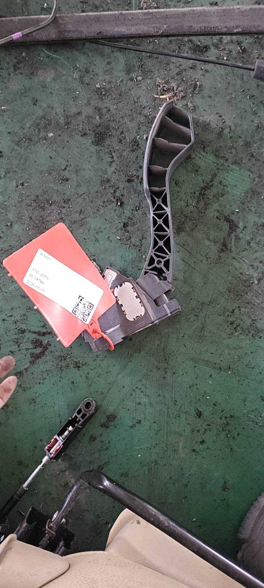 781100R030 Accelerator Pedal