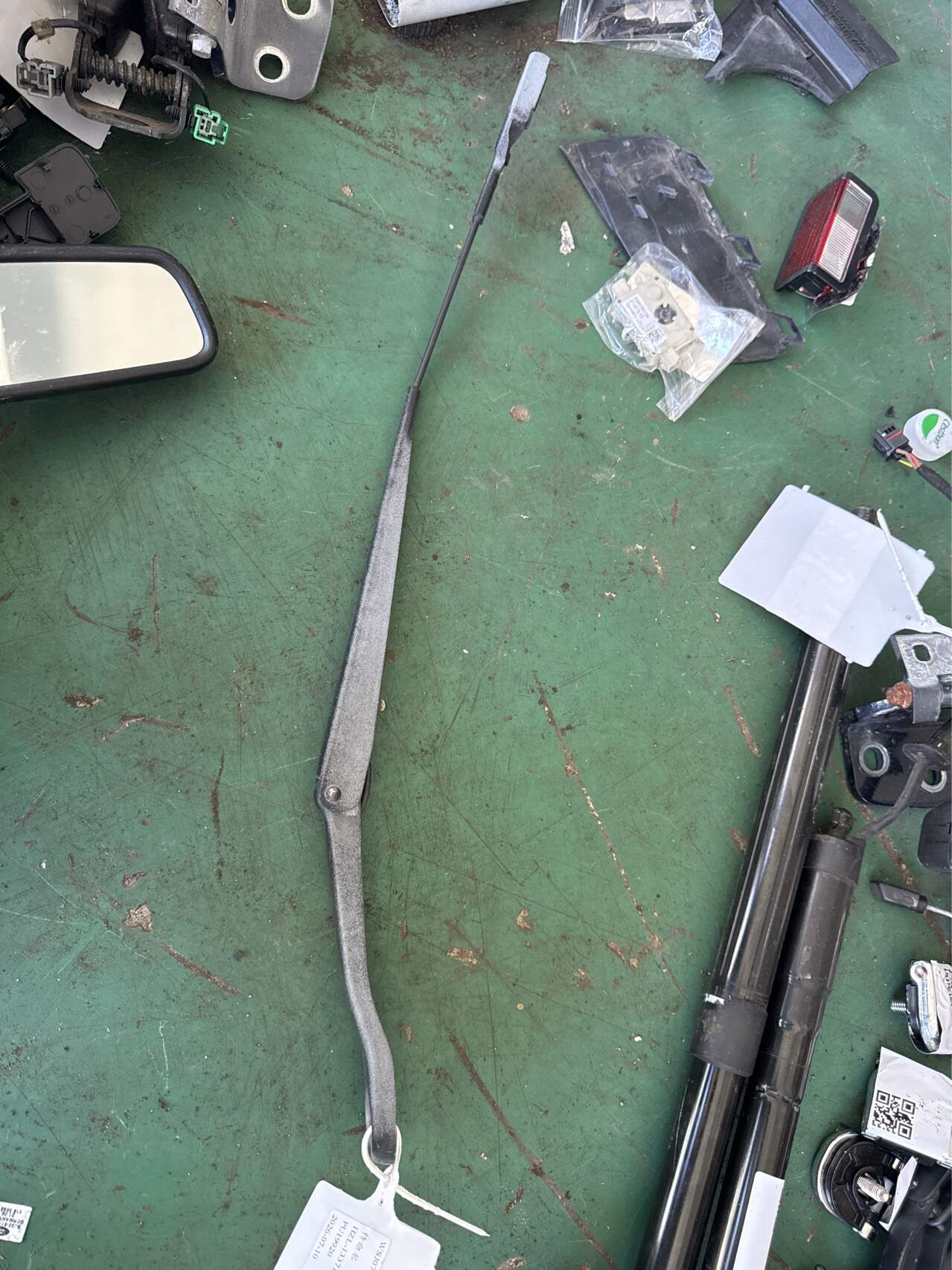 LR027683 Front Windshield Wiper Arm, Right