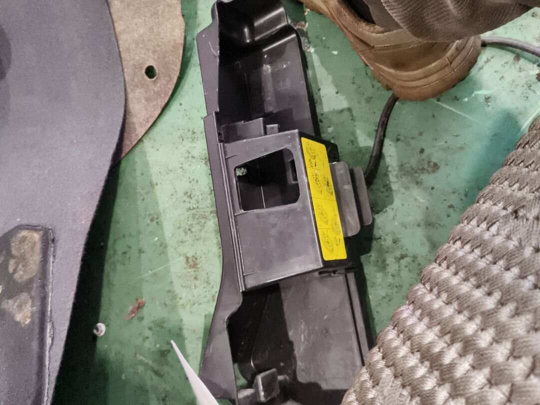 L4F0011215B 汽车千斤顶支撑点