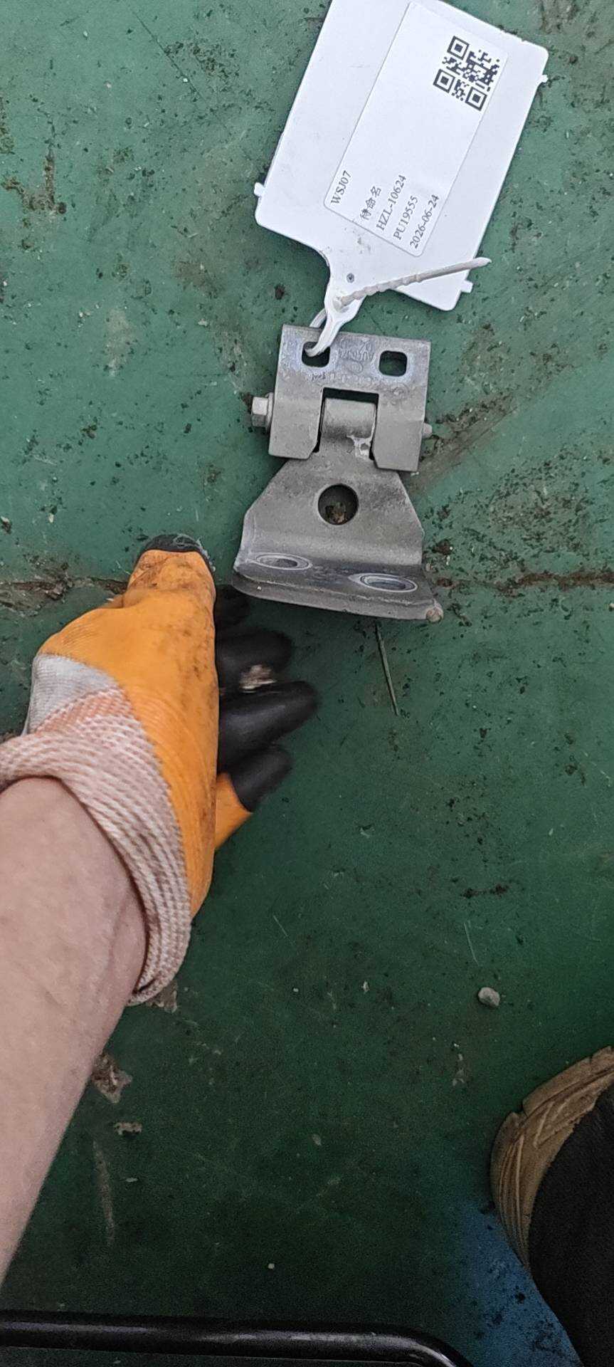 41003422370 Front Door Hinge (Upper Right)