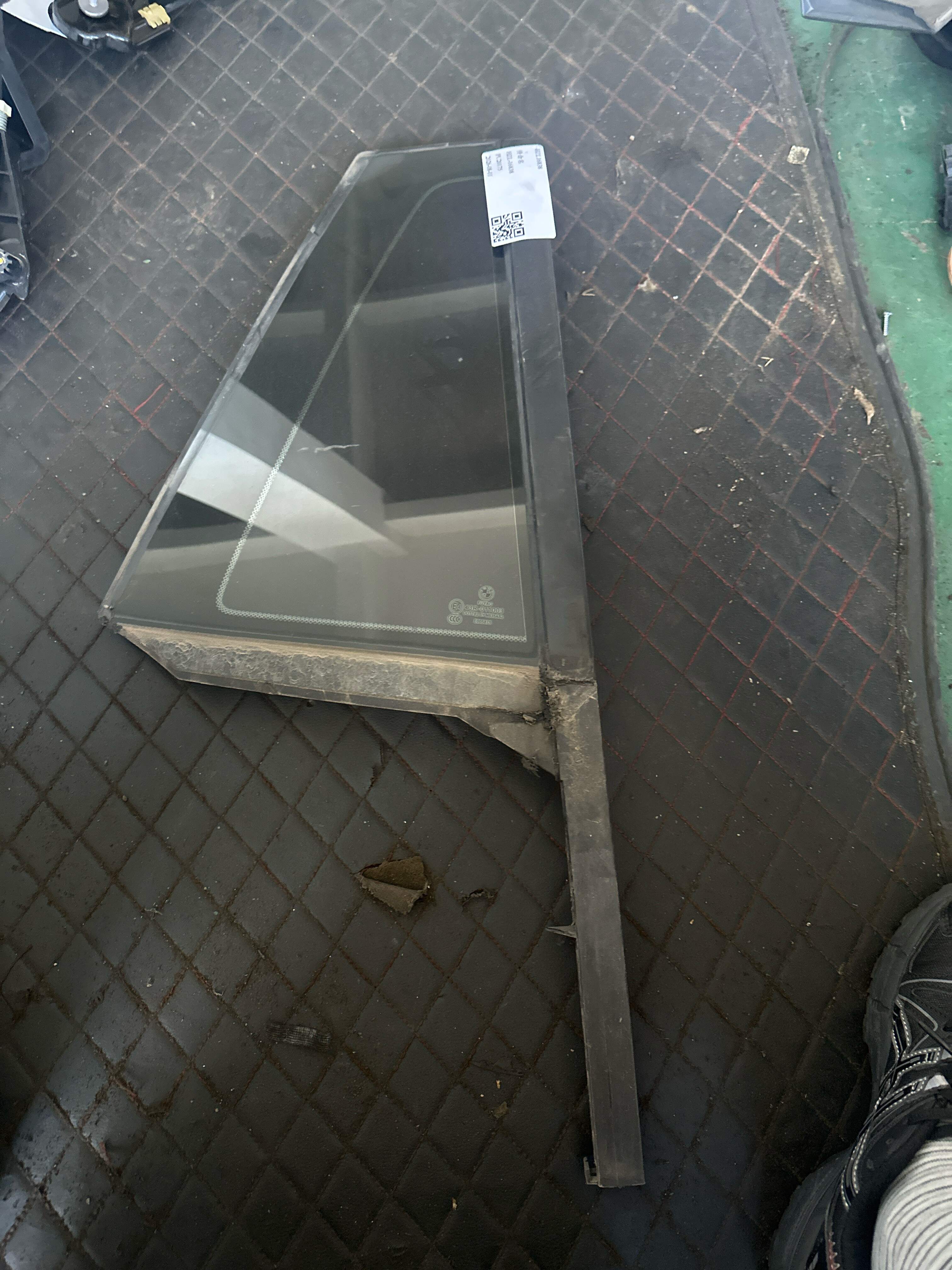 51377405608 后门三角窗玻璃(右)