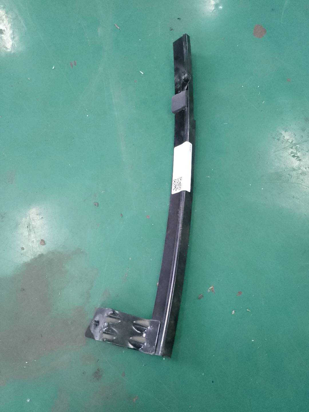41009803024 后门玻璃导轨（右后）