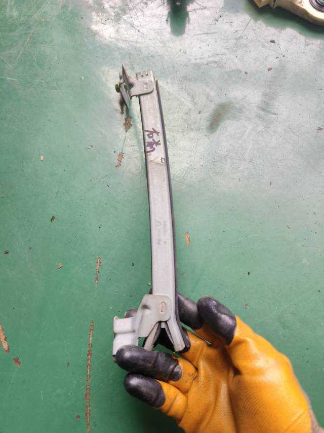 9303L5 Front Door Window Guide Rail, Front Right