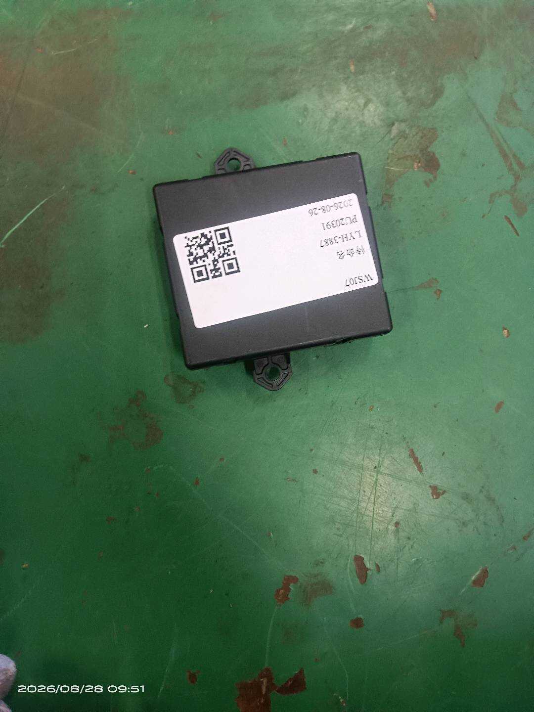 61355B3EC66 前车门控制单元(右)