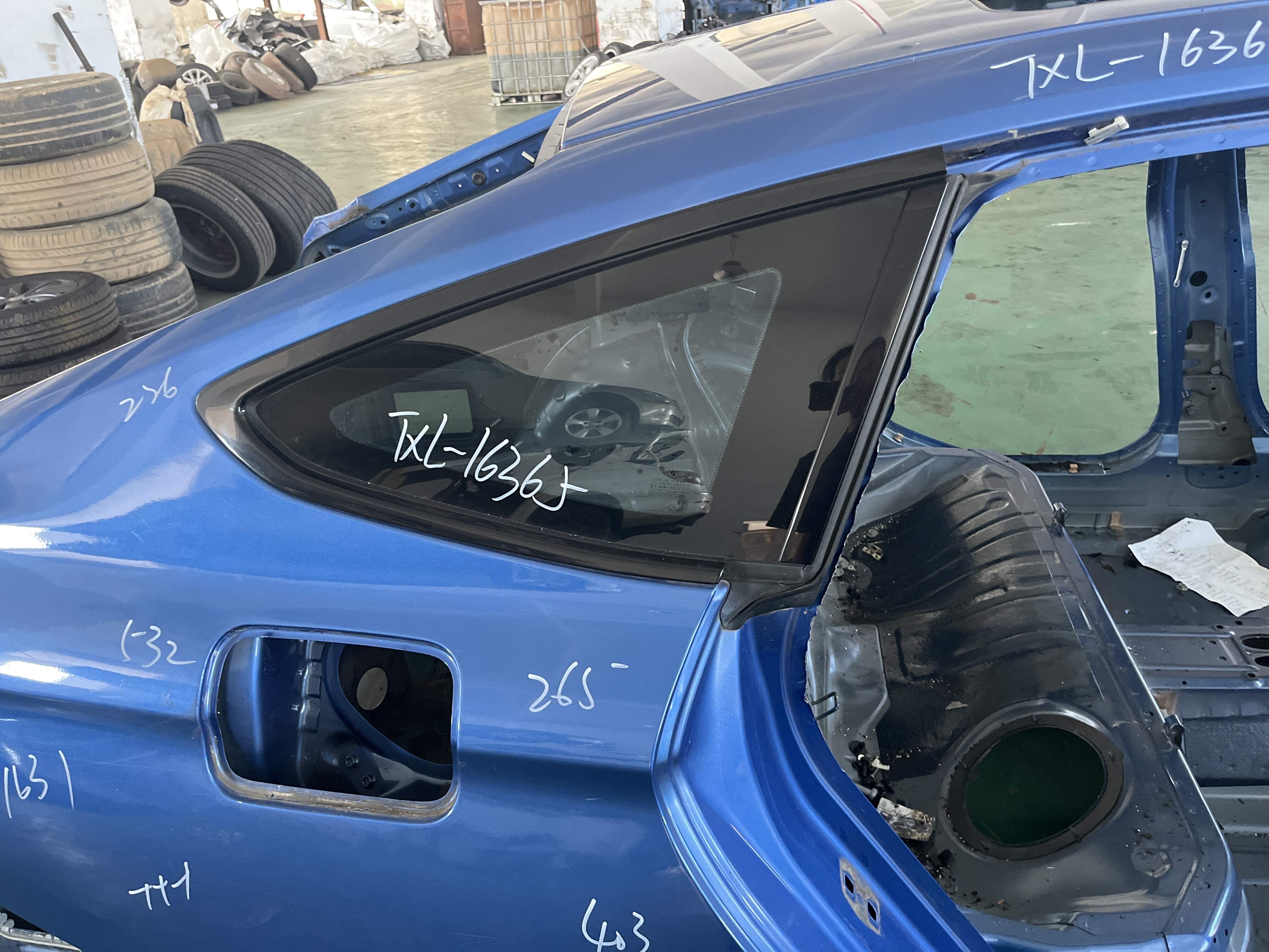 51357433432 Rear Quarter Glass, Right