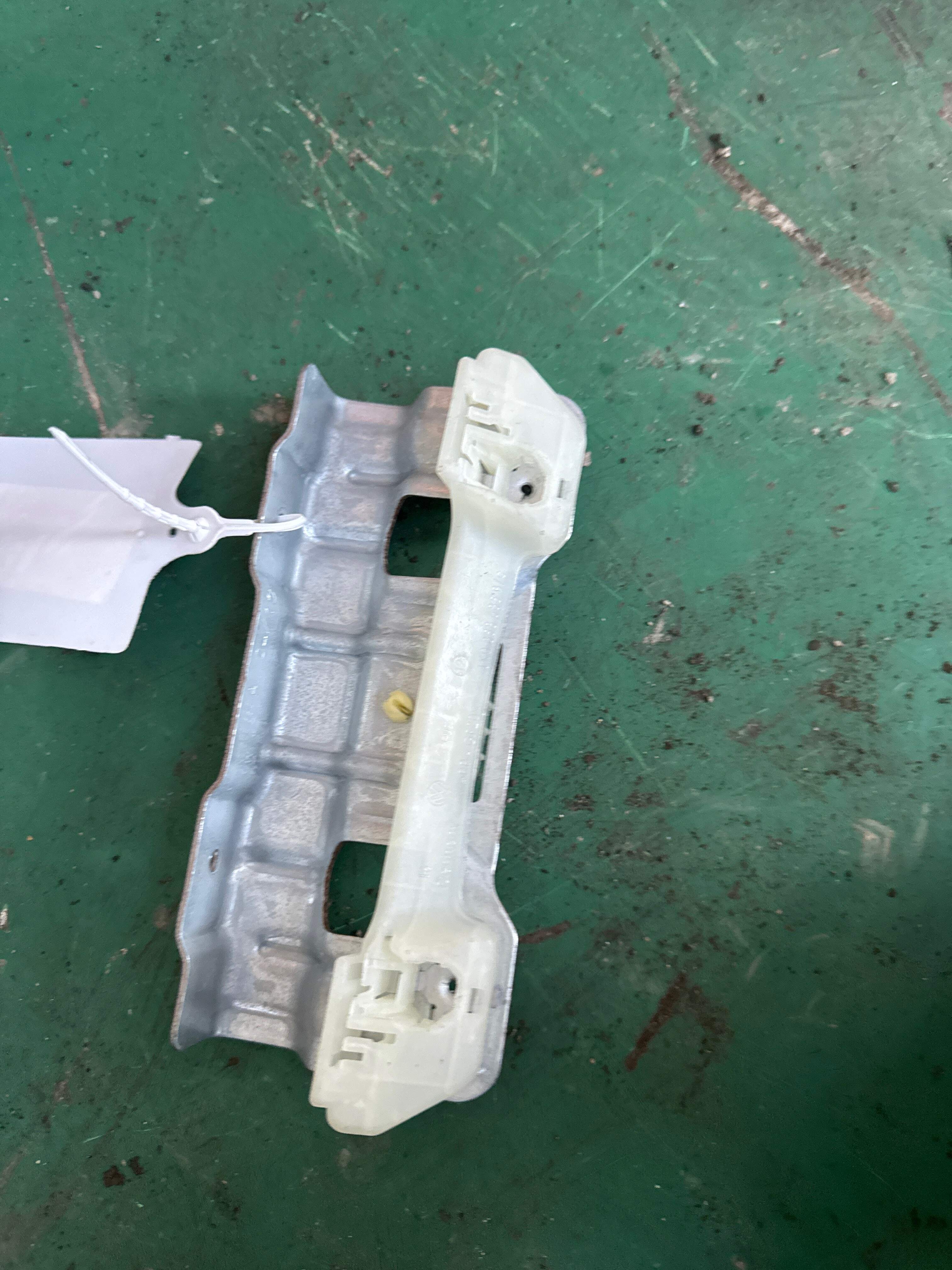 7N0858686A 拉手支架前排座椅右
